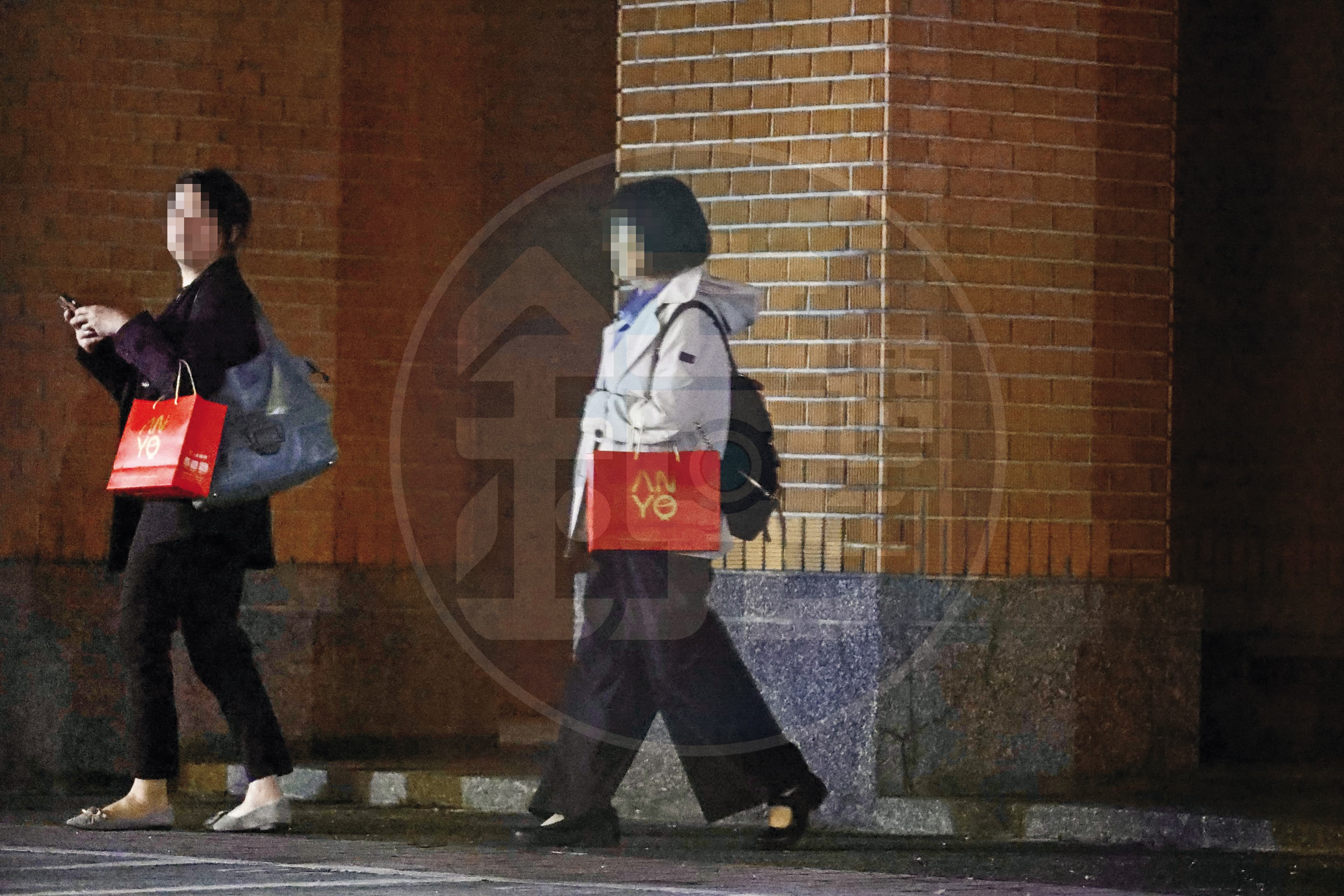 晚上約8點11分,經濟部代表及AIT官員陸續步出MD餐廳,還人手一袋紅色伴手禮。