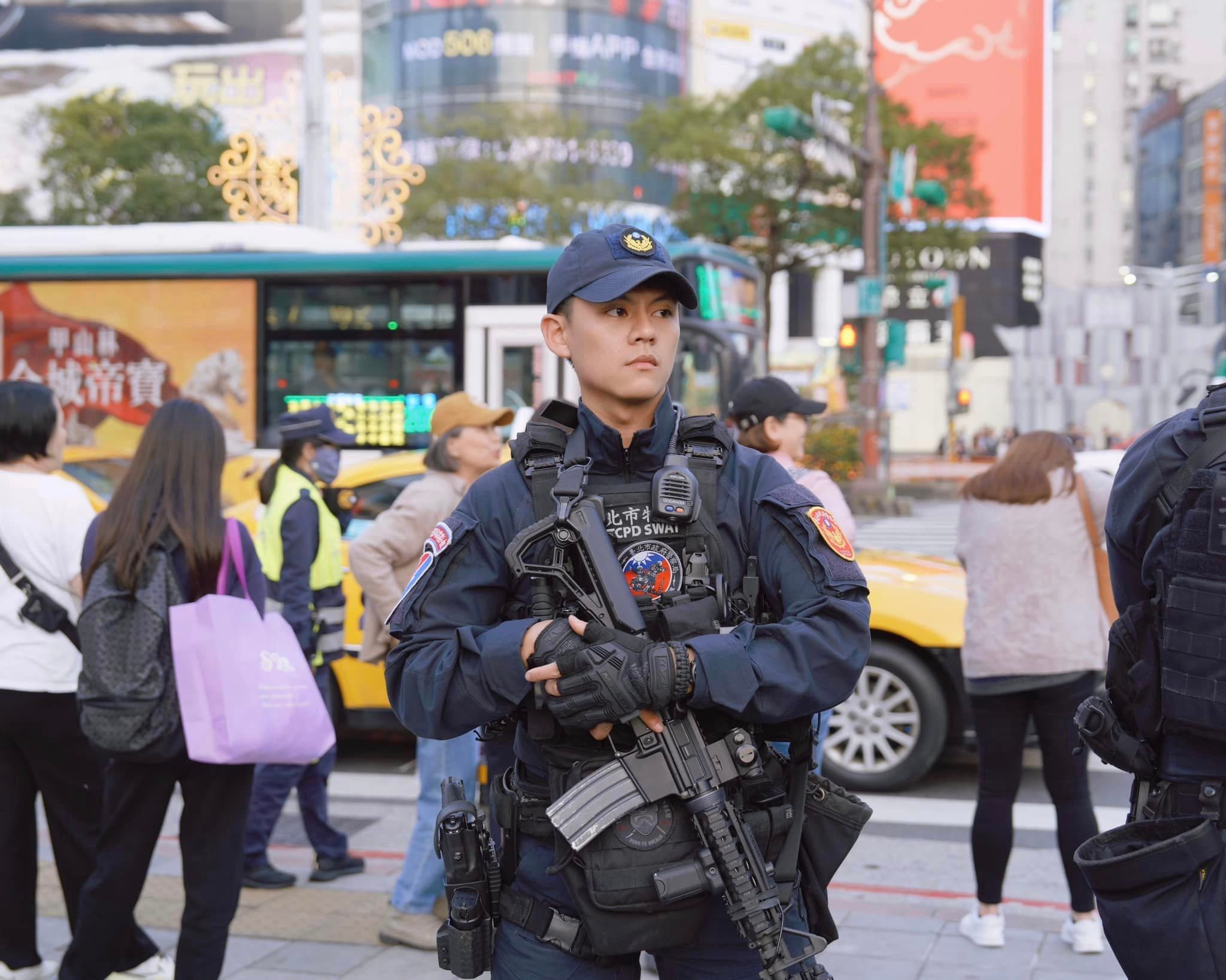 對於粉專貼出的警察同仁照片,網友眼睛一亮。(翻攝自臉書@臺北波麗士)