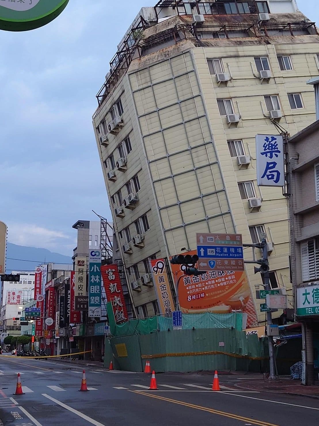 今天凌晨餘震不斷,花蓮富凱大飯店傾倒,現場拉起封鎖線。(翻攝自記者爆料網)