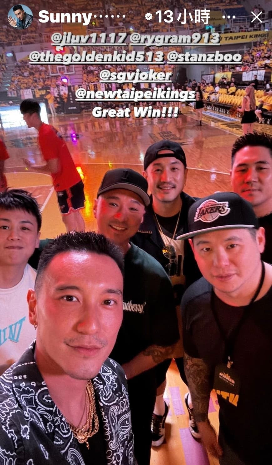 王陽明和一票好友看球。(翻攝IG)