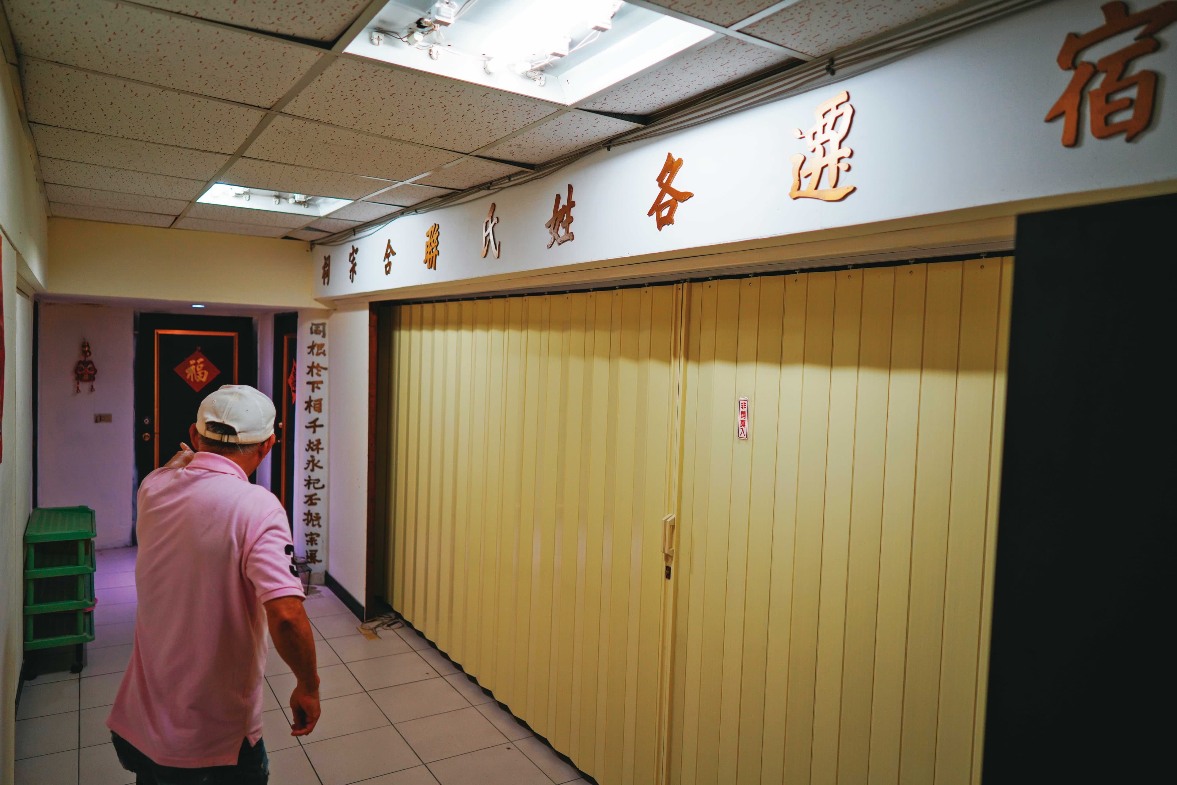 大樓主委周朝陽表示,6樓宿遷同鄉會的宗祠屬於私人產權,盼外界不要再隨意進入拍攝。