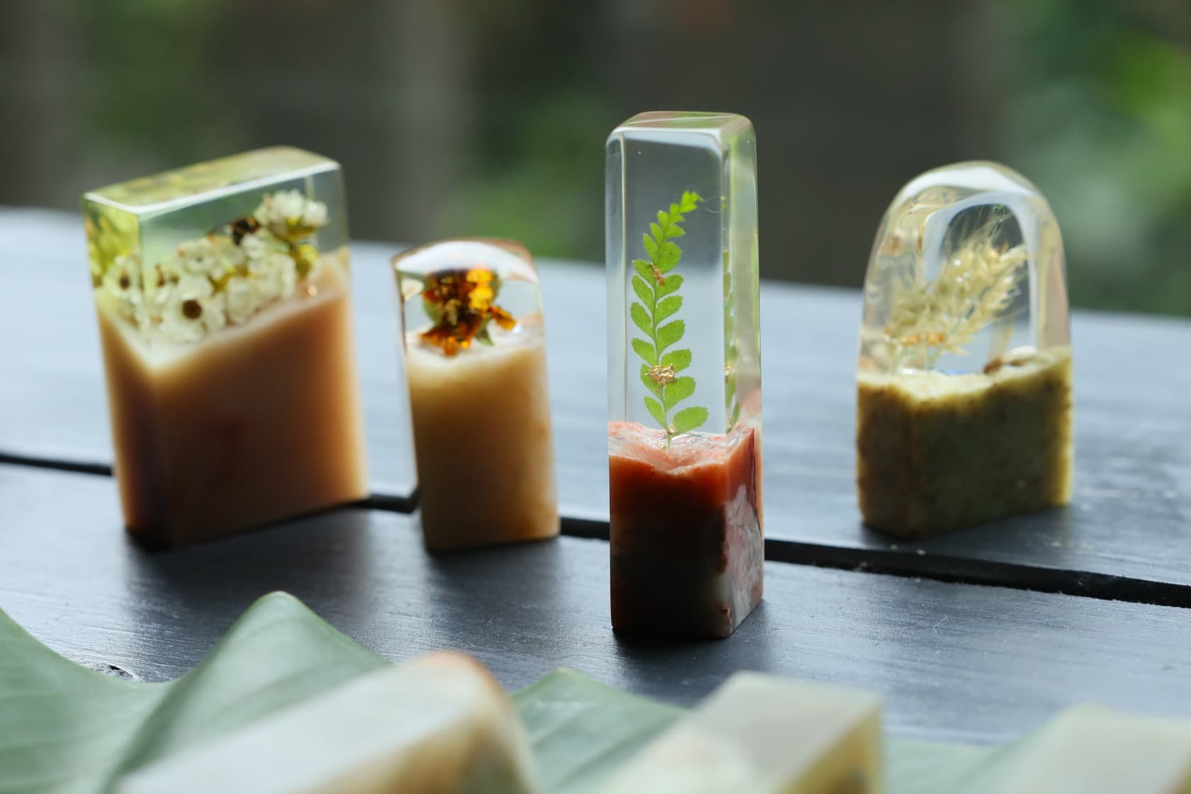 手作體驗將植物美麗樣態封存進樹脂印章裡。