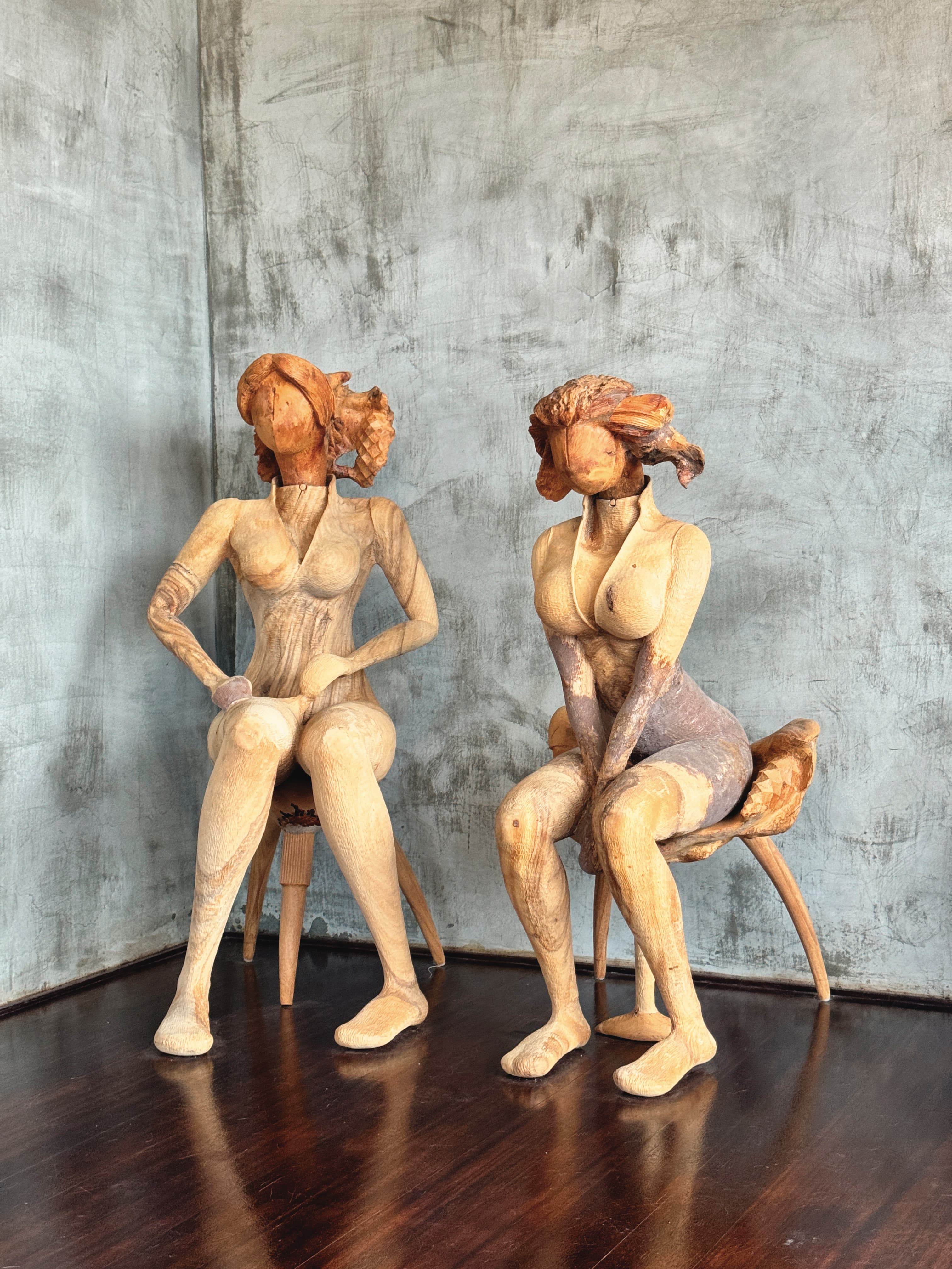 大件《面具》系列作品,應用媒材包含木頭和樹瘤。