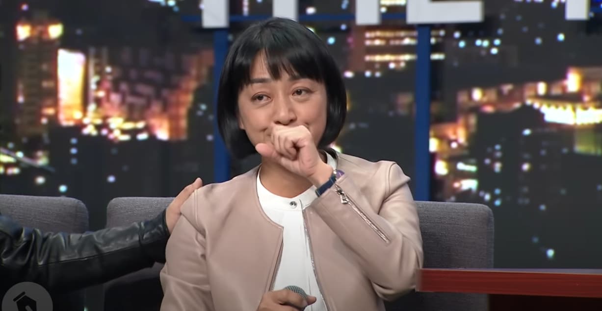 王婉諭哽咽泛淚,一旁的呱吉伸出手暖心安慰。(翻攝自STR Network YT頻道)