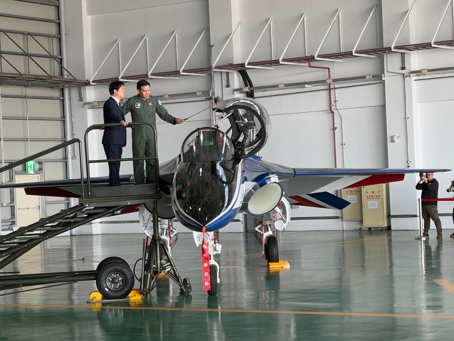 賴清德視察志航基地的勇鷹高教機。