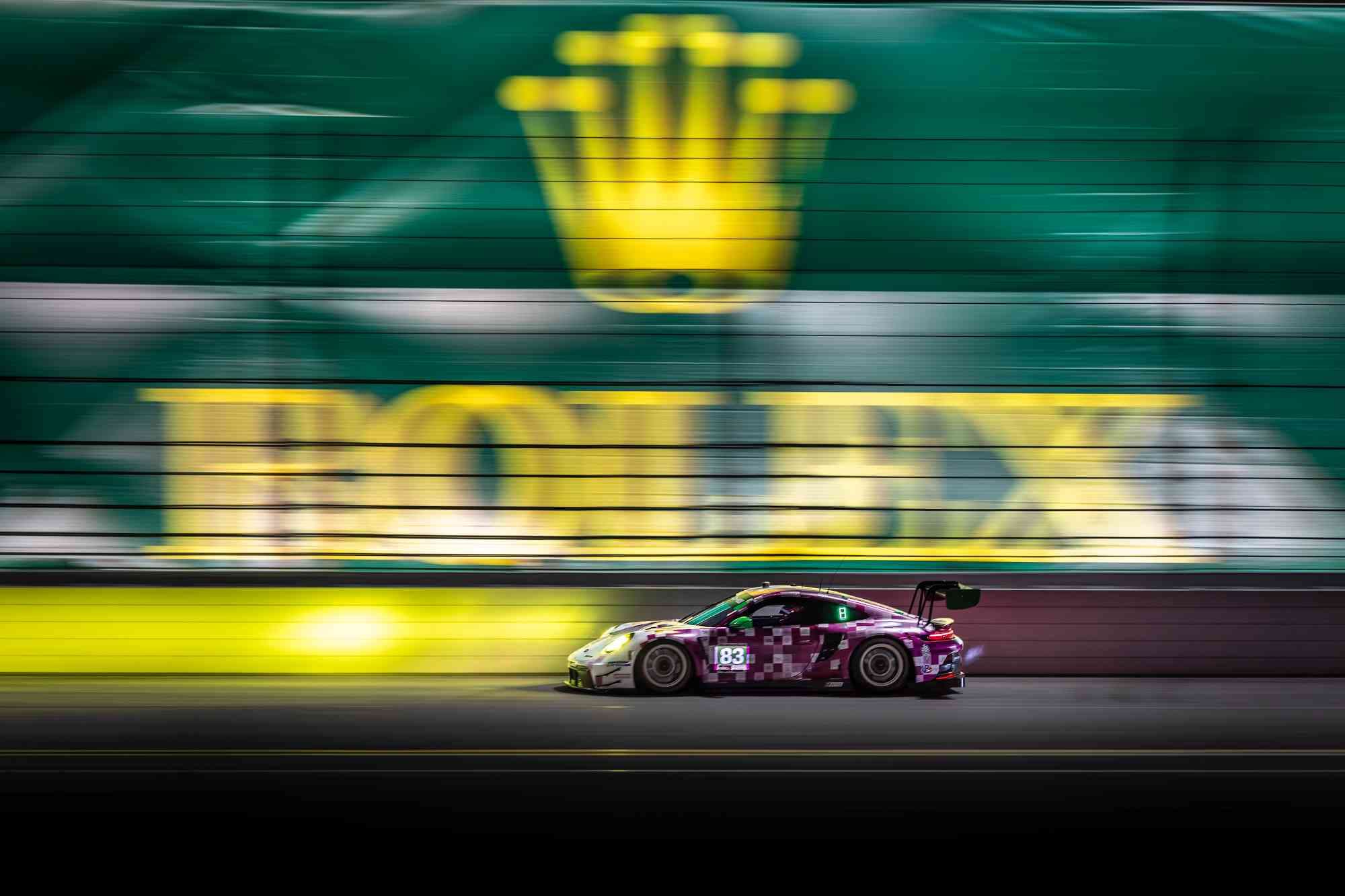 「勞力士迪通拿24小時耐力賽」是全球三大耐力賽事之一,《F1電影》開場即以此賽事為情節鋪陳主角的過往與性格。