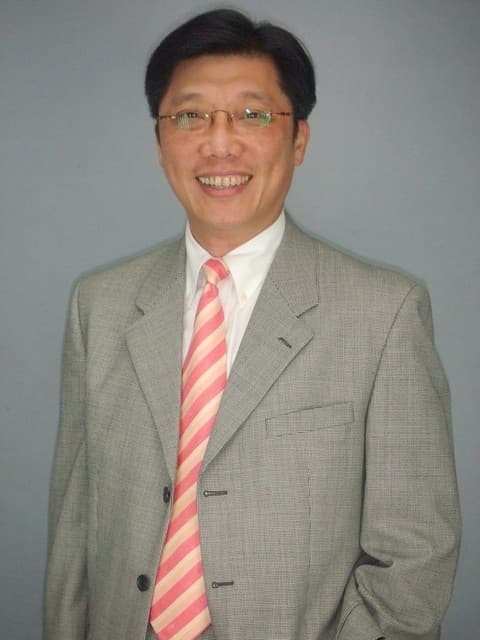 資深配音員王希華近期還配過「霹靂一哥」素還真，這次為孔明配音連文言文的台詞也難不倒。（王希華提供）
