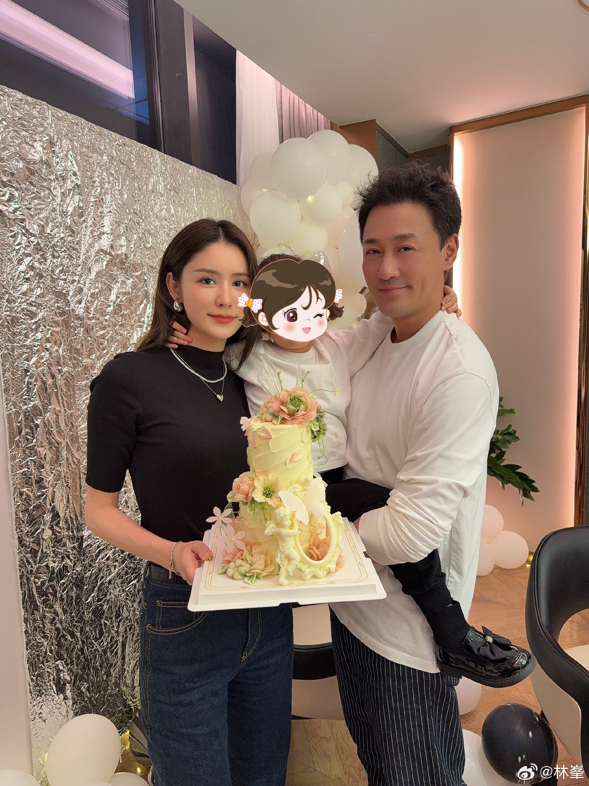 現年46歲的林峯早年緋聞多不勝數,2019年與大陸女模張馨月結婚,隔年生下一女,一家三口幸福美滿。(林峯微博)