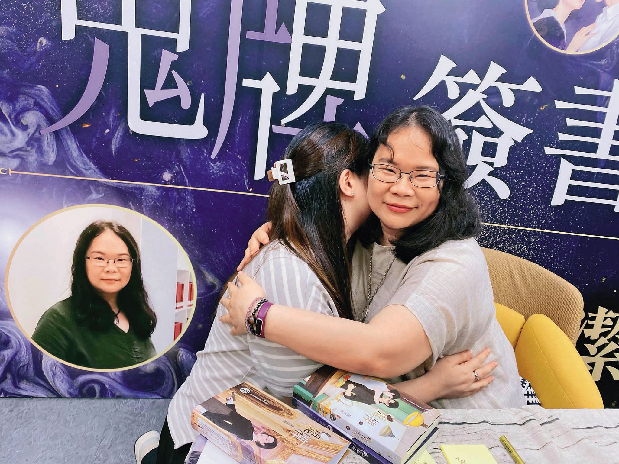 黑潔明(右)出道27年,去年《鬼牌》出版,第一次在台北與高雄辦簽書會。(春光出版社提供)