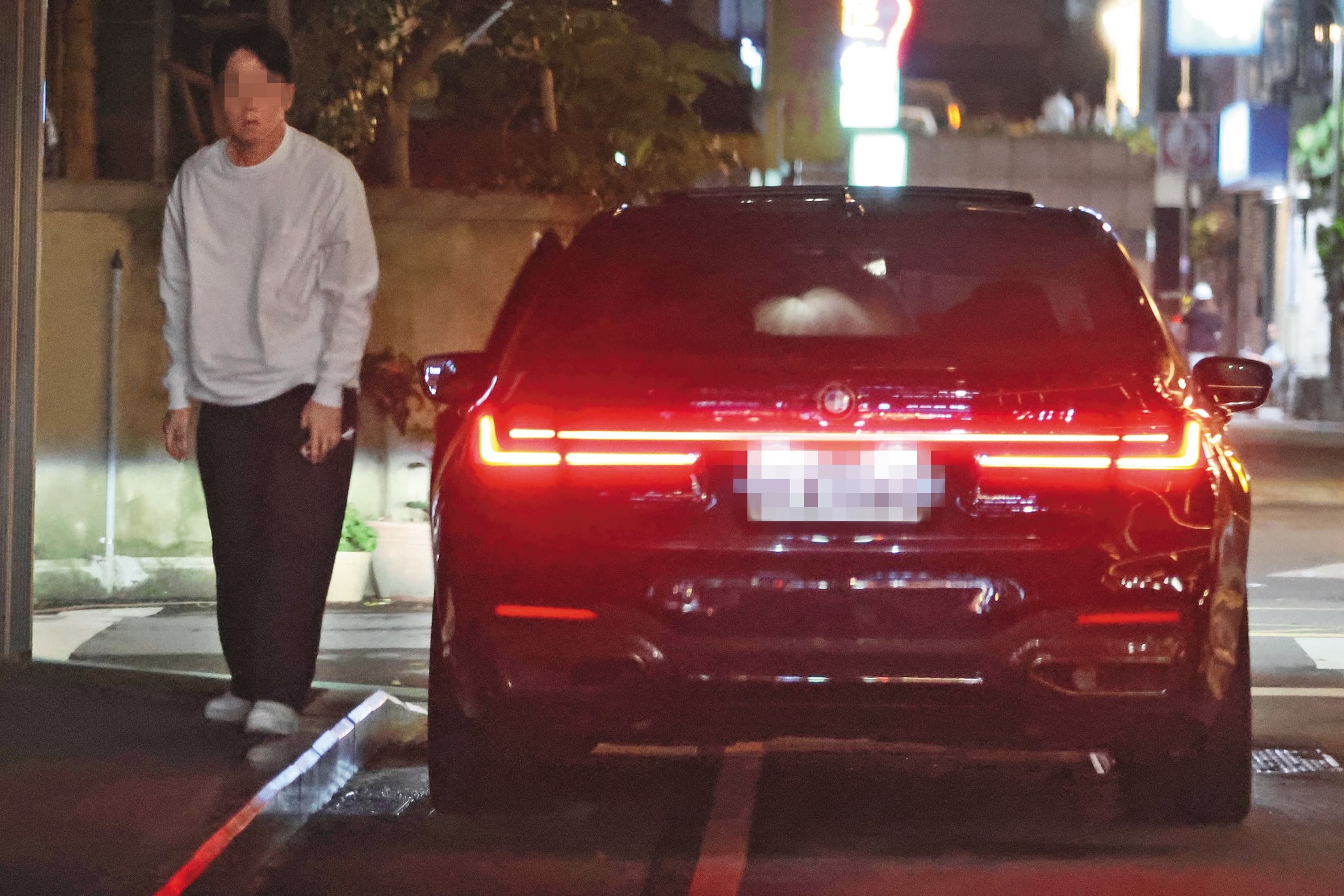 男子是徐瑋吟上的那輛BMW的駕駛,據說兩人交往約半年左右。