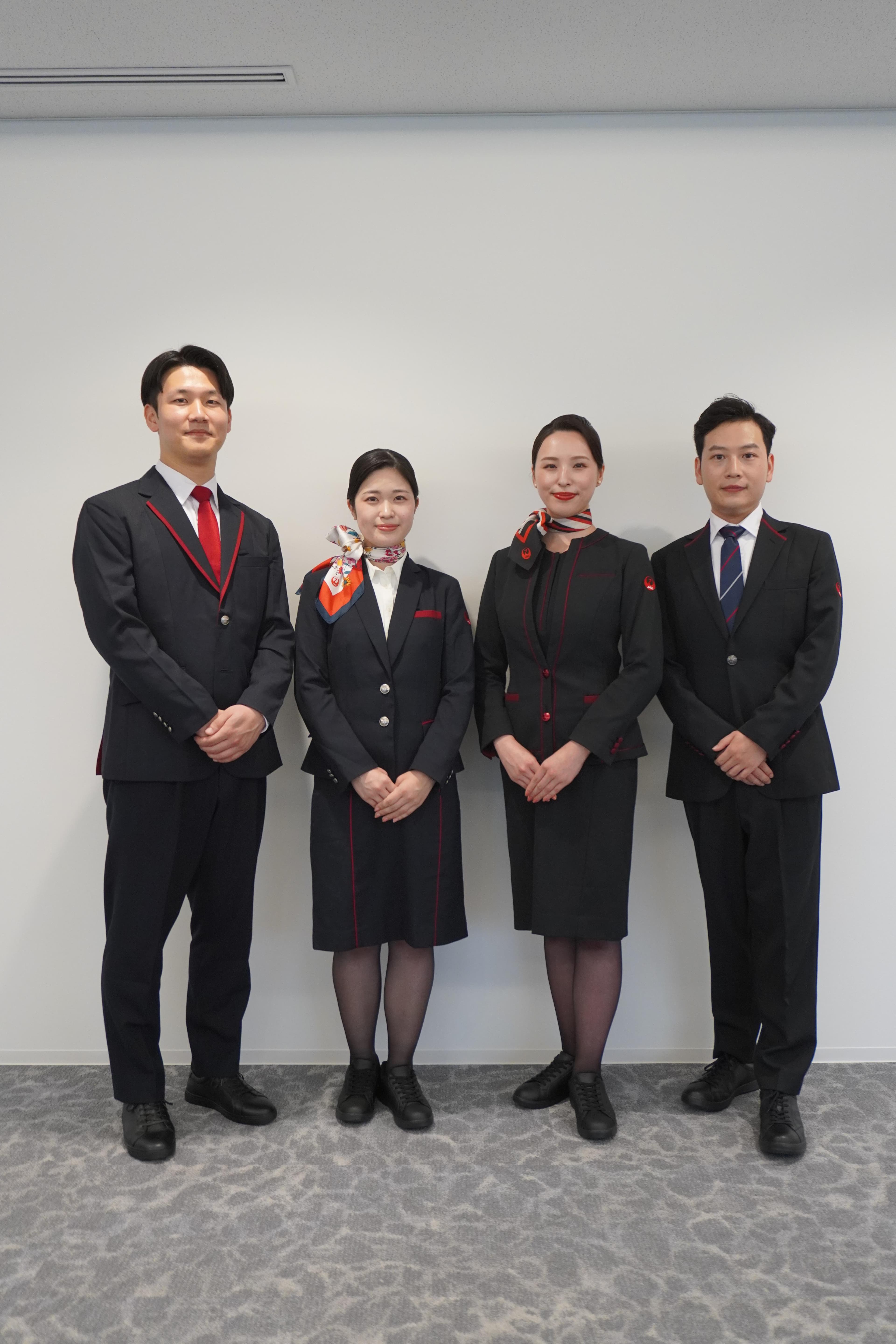 日本航空服員及地勤未來可穿運動鞋。(翻攝日本航空(JAL)官網)