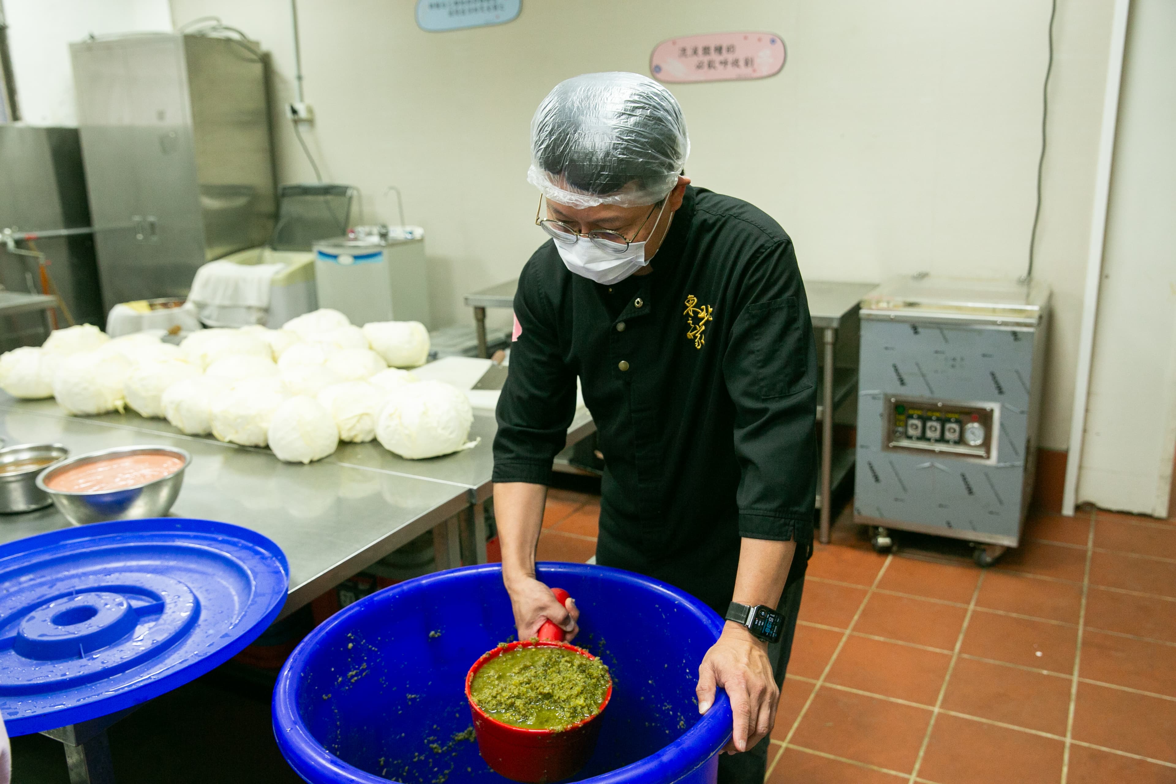 台灣的酸菜白肉鍋韭菜花醬幾乎都是小黃瓜醬,侯聯松使用韭菜混蘋果跟薑,做一桶要花2萬食材費用。