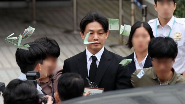 去年9月曾有民眾憤怒朝劉亞仁扔鈔票罵：「給你去牢裡花。」如今他真的要去坐牢了。（翻攝韓國國民日報網站）
