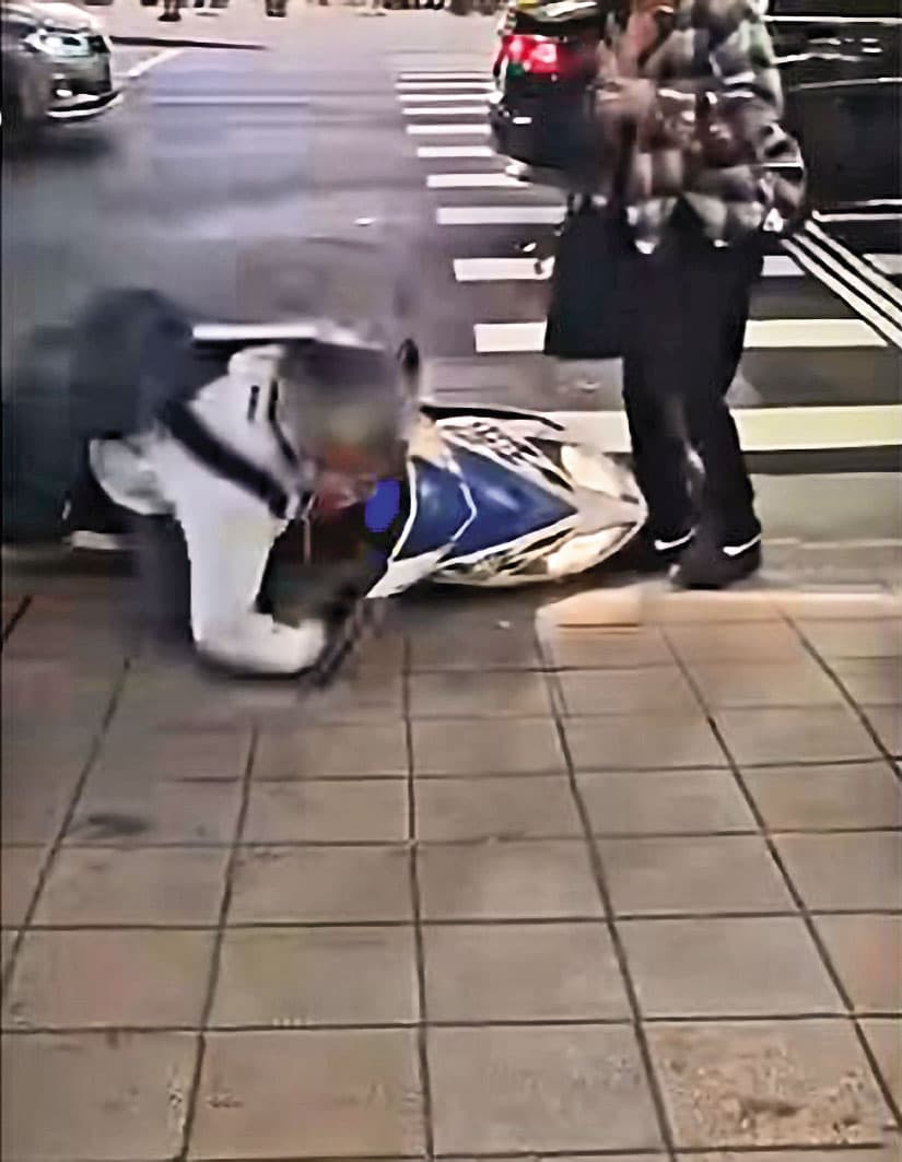 蕭姓機車騎士停等紅燈時,遭張文隨機砍殺,最後傷重不治。(翻攝木下黃太YouTube)