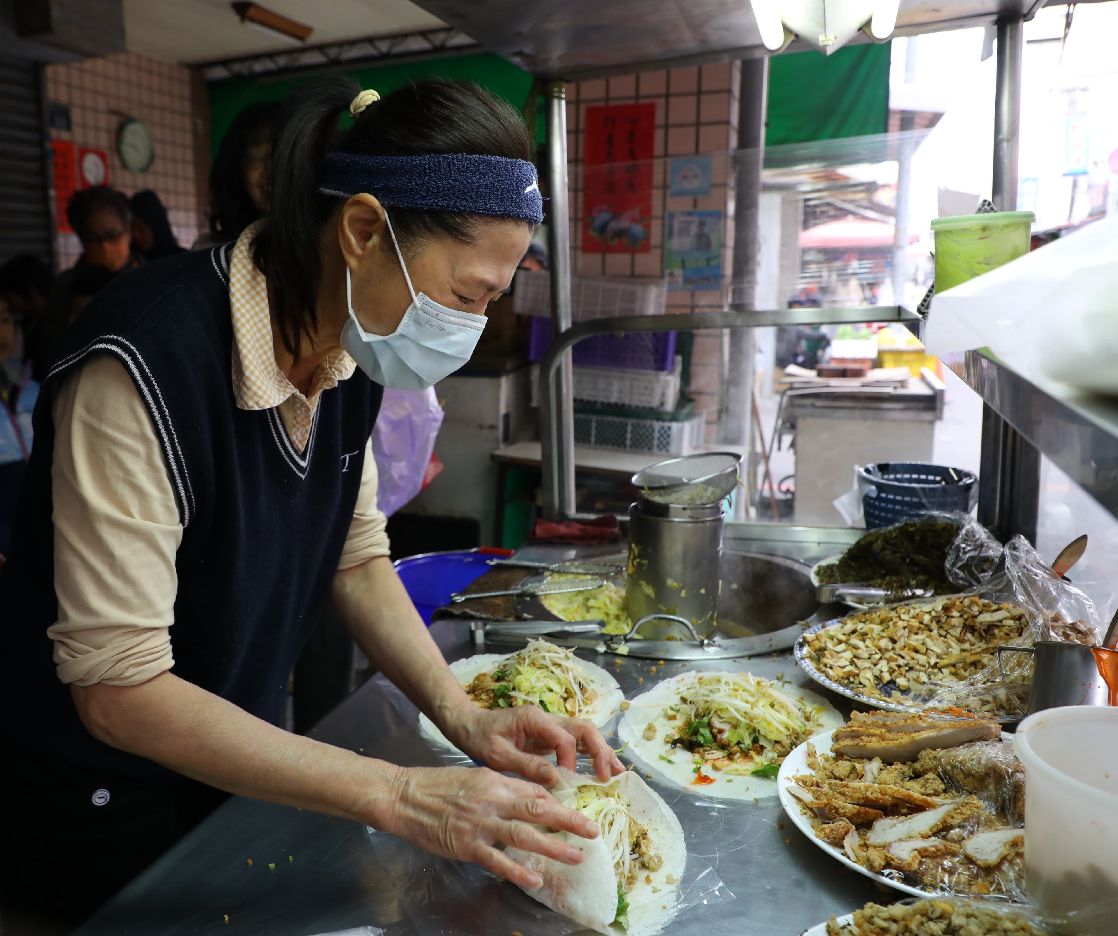 「游記潤餅」的潤餅不僅加入肉排與蛋酥增添香氣與脆口度,最讓兩人驚喜的是,高麗菜裡竟拌入了咖哩調味!(何宗昇攝)