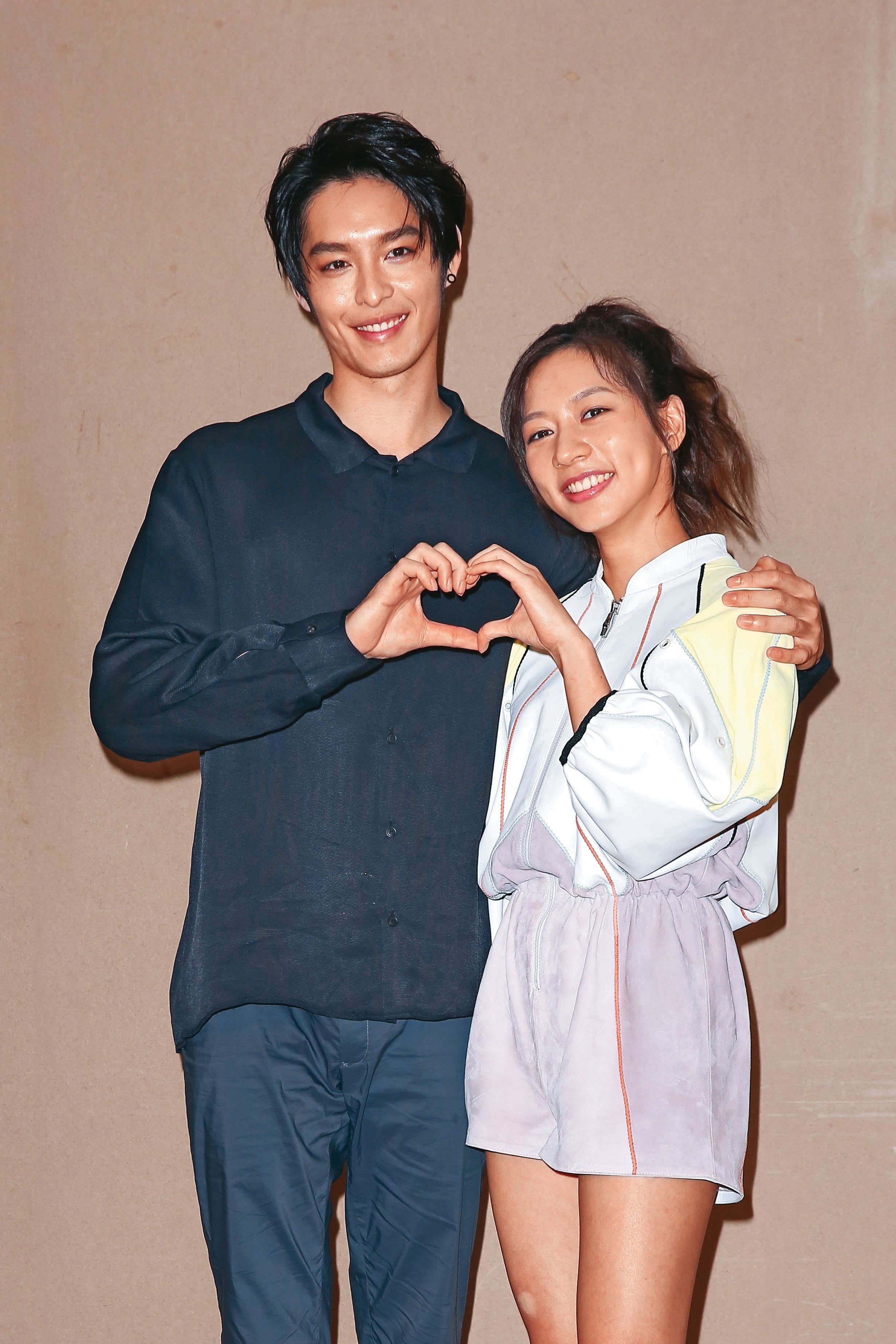 陳妤(右)和曹佑寧(左)演出電影《可不可以,你也剛好喜歡我》,全台票房累積近八千萬。