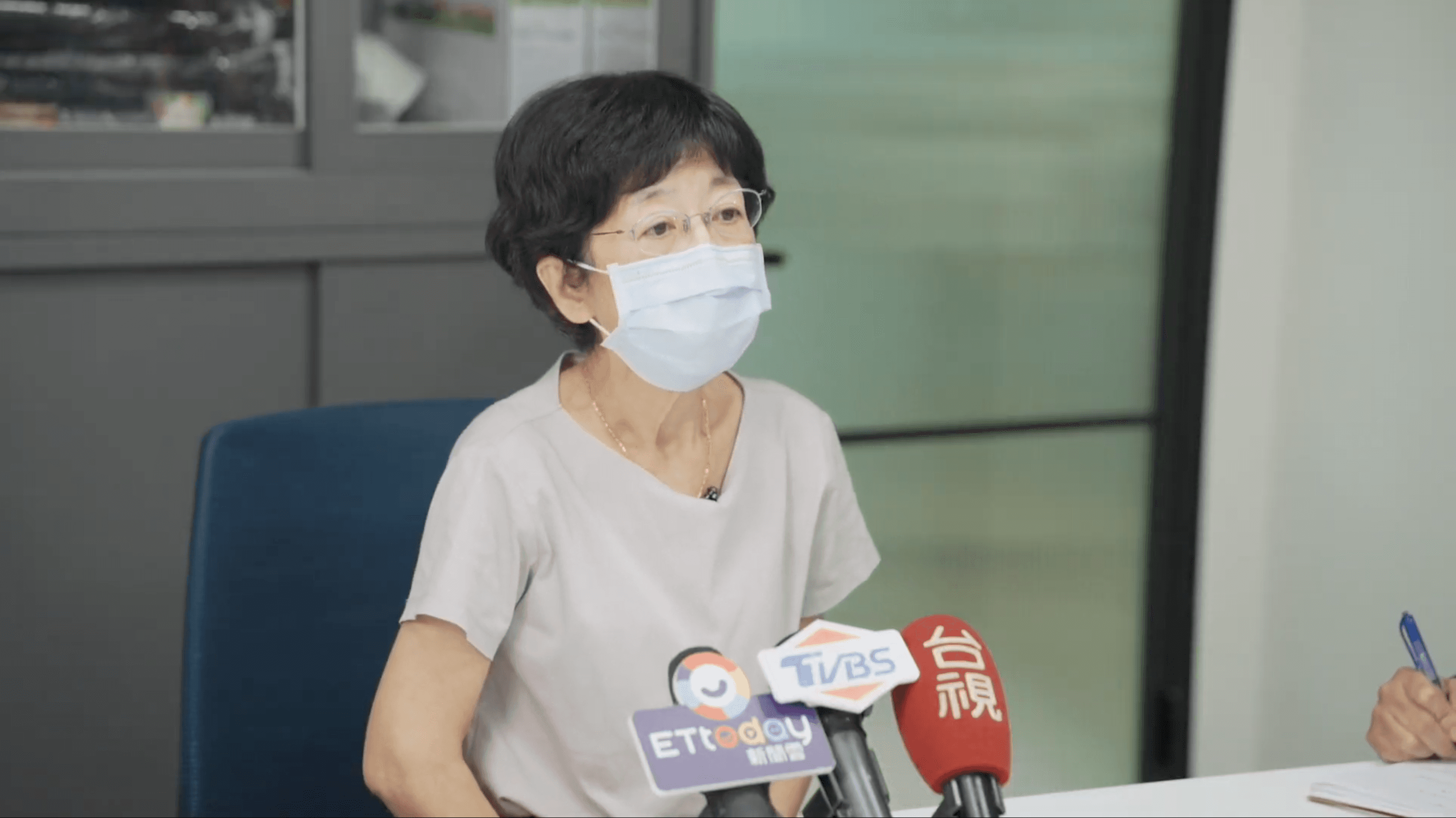 陳佩琪今日出面接受媒體聯訪,回答多次提款和買商辦等問題。(民眾黨提供)