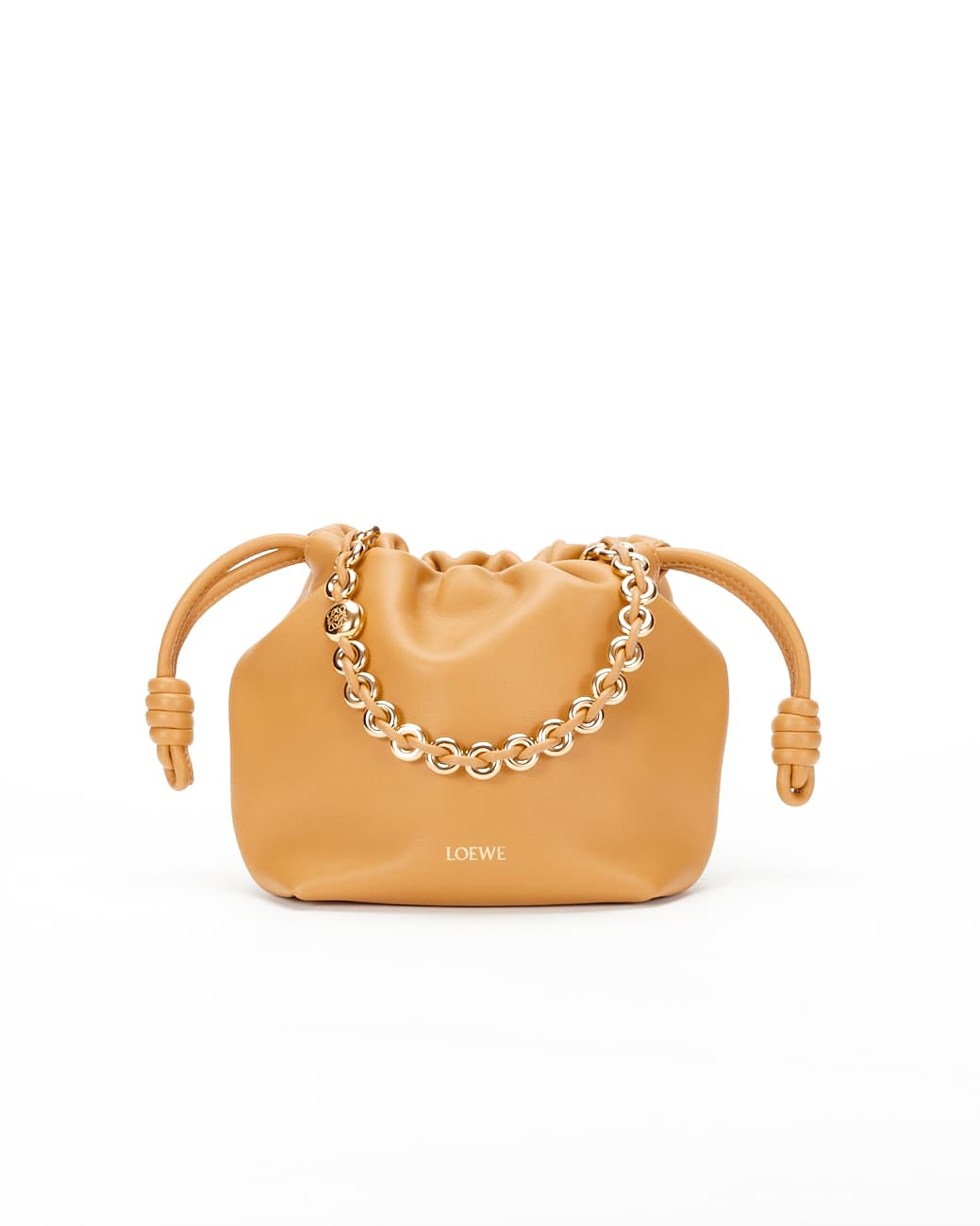 Flamenco Purse沙黃色納帕小羊皮迷你肩背包。NT$96,000(LOEWE提供)