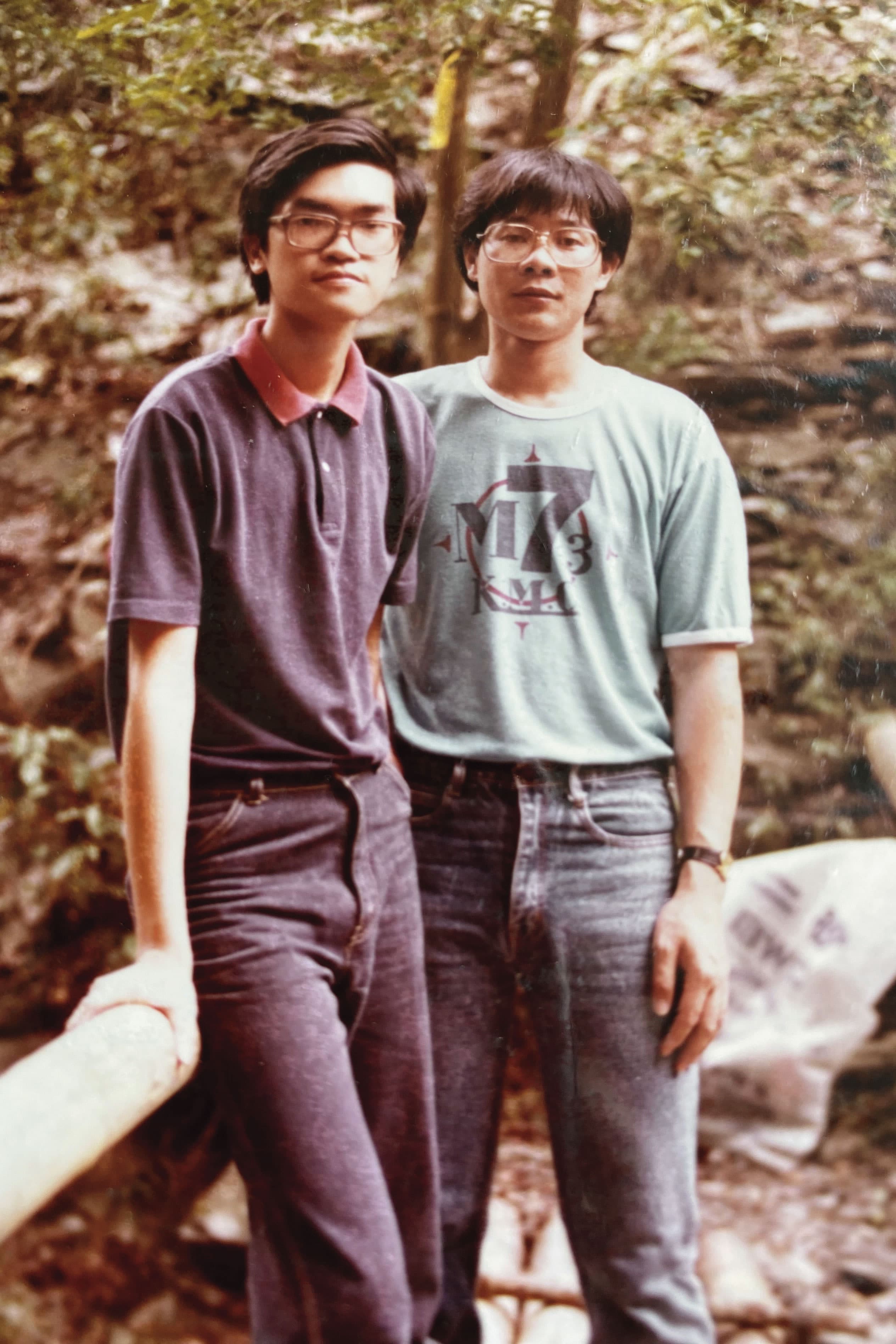 大一時戶外教學,葉漢根(右)與好同學合影。(葉漢根提供)