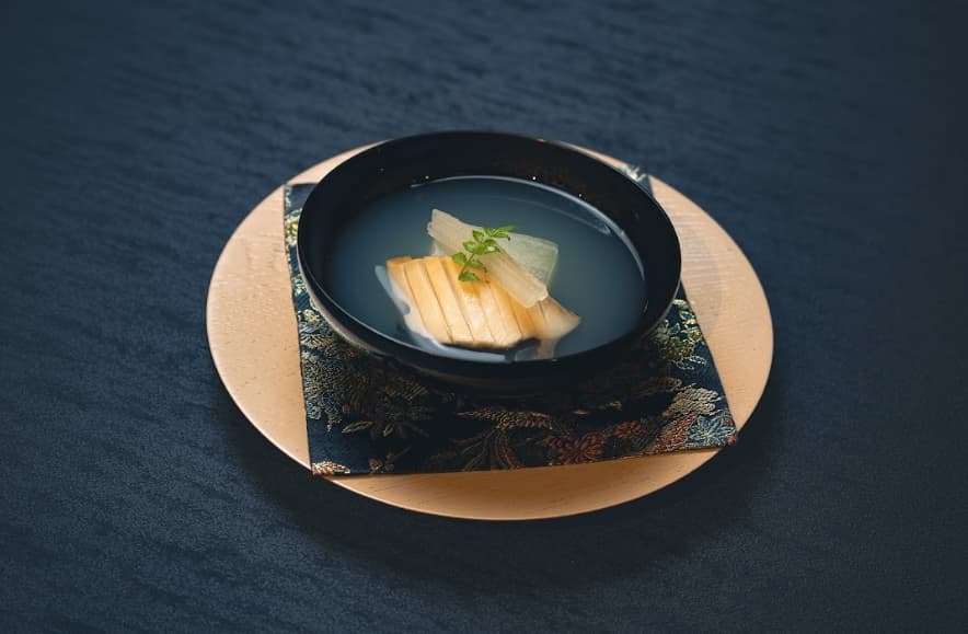 蛤蜊高湯、黑鮑魚與冬瓜的組合,是屬於台灣夏日的滋味。(赫士盟提供)