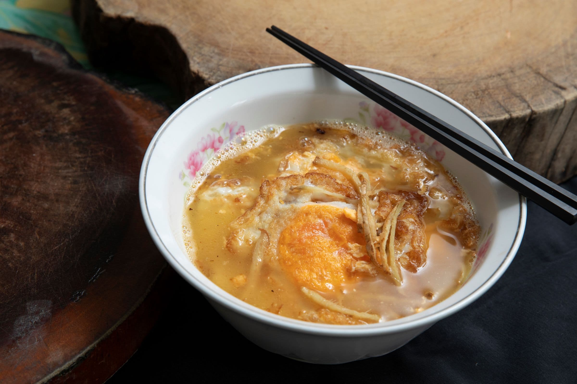 老姜的店團客預約餐中的麻油鴨蛋蛋酒，是許緞的拿手古早味，還能提供三杯皮蛋這類的創意菜色。（50元／碗）