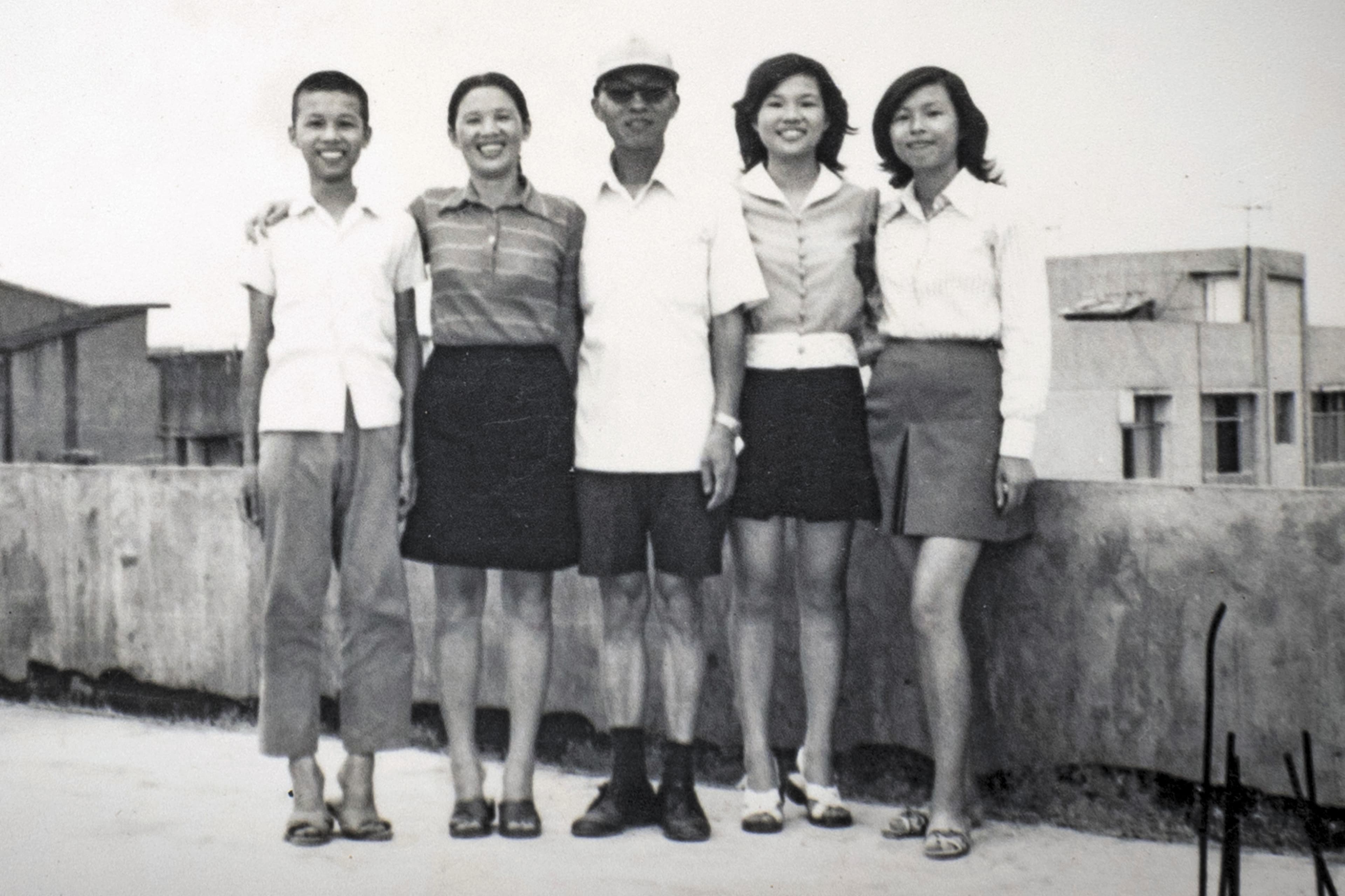 畢恆達母親家族有遺傳性小腦萎縮症基因,母親晚年也不幸發病。左2為畢恆達母親,左1為畢恆達。(畢恆達提供)