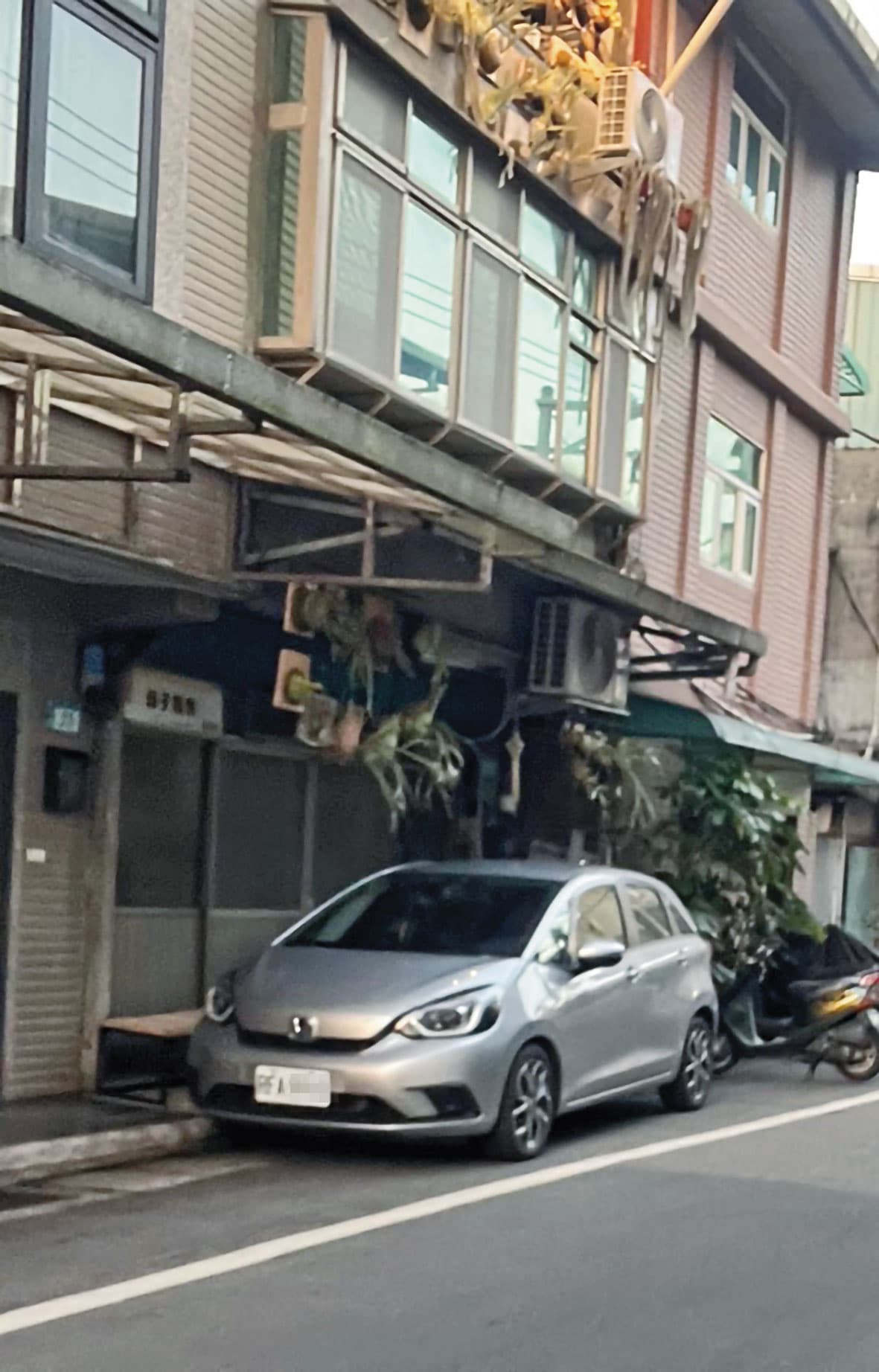 尾隨張景森公務車的可疑銀色車輛被引入死巷後,機警的公務車司機拍下對方車牌。(讀者提供)
