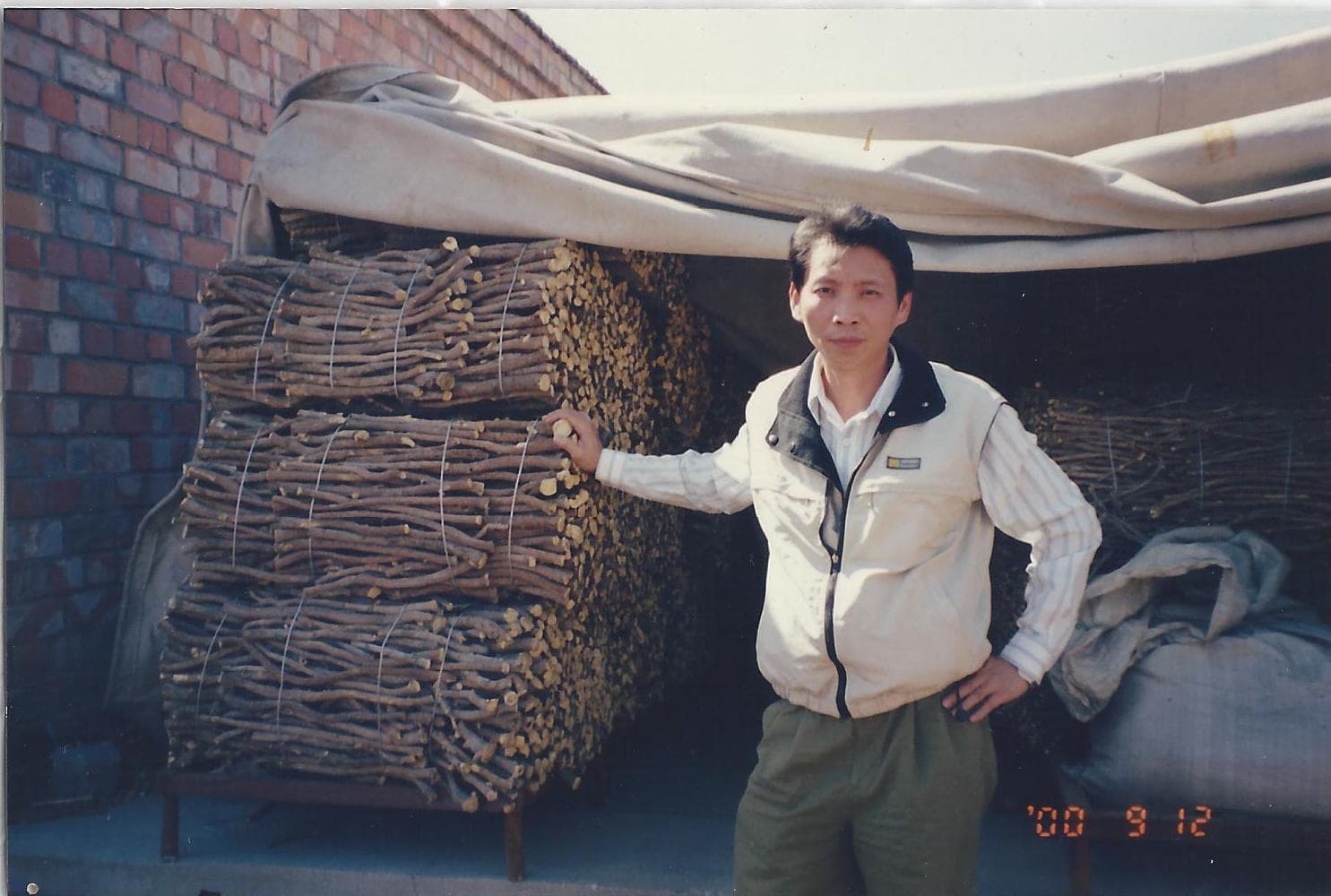 吳瀛洲曾到內蒙古看甘草產地,瞭解藥材品質。(登義提供)