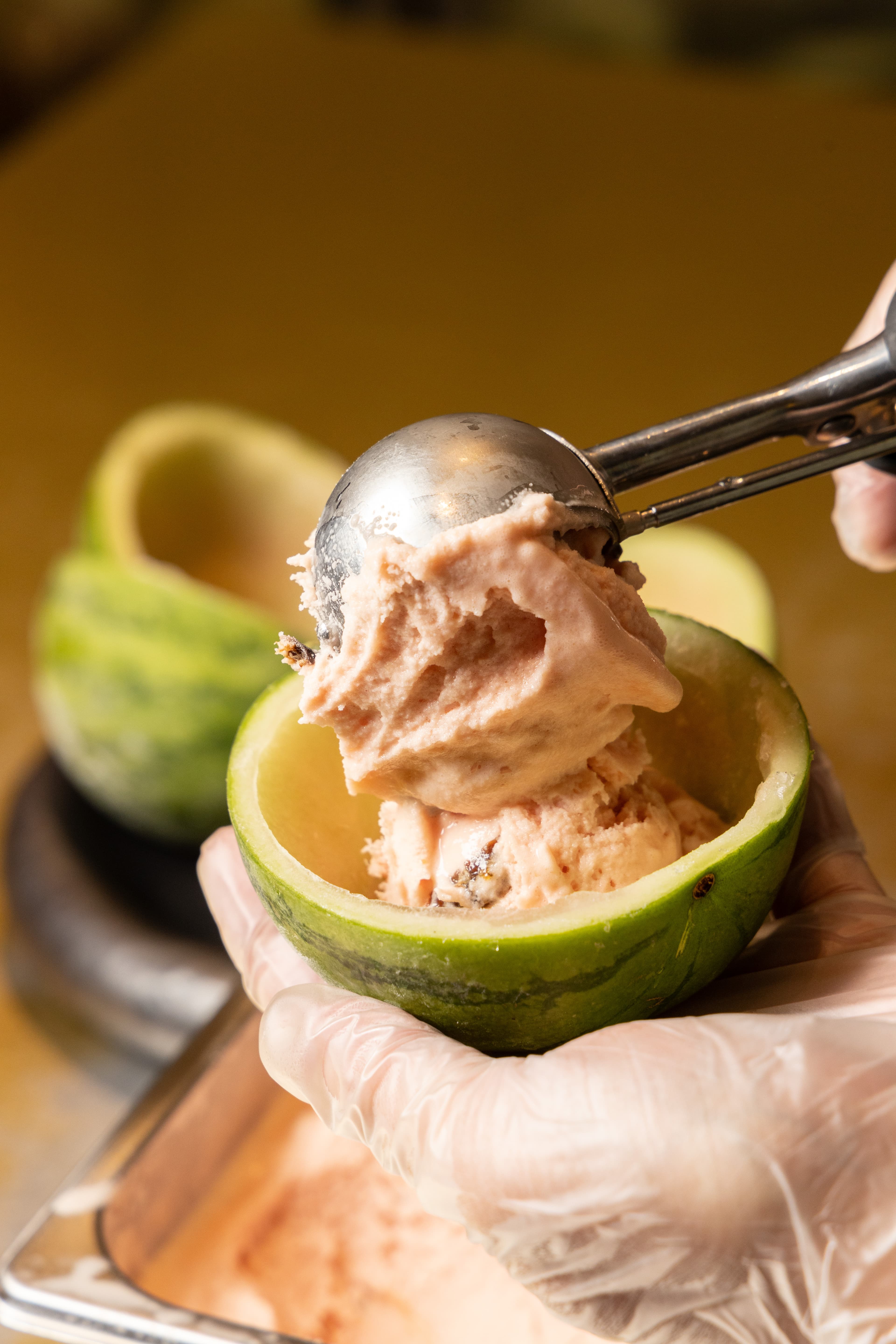 為呈現Gelato特有的綿密口感,團隊使用義大利進口的義式冰淇淋機製作冰品,再填入鮮果容器中。