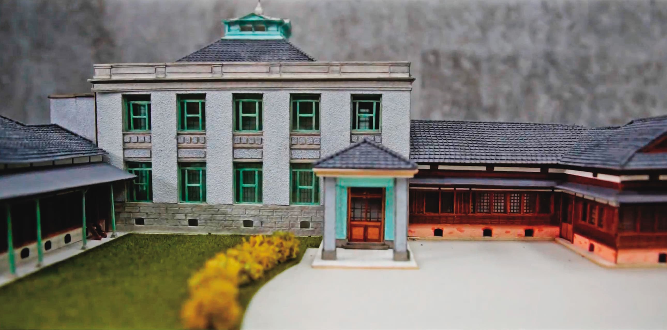 台銀主張,嚴家淦故居本體已修復完成,暫放在自由之家、大同之家的文物沒有理由不搬走。圖為嚴家淦故居相關建物的重建模型。(翻攝嚴家淦紀念園區口述歷史及影像紀錄)