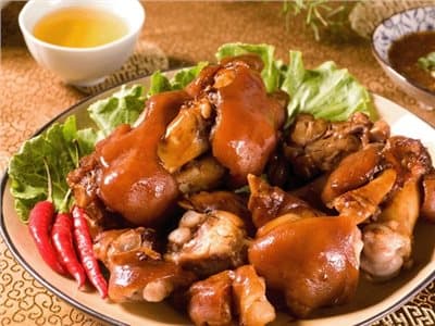 萬巒豬腳的皮特別Q,肉質也很有彈性,搭配獨門的蒜頭醬油,是屏東美食一絕。(翻攝網路)