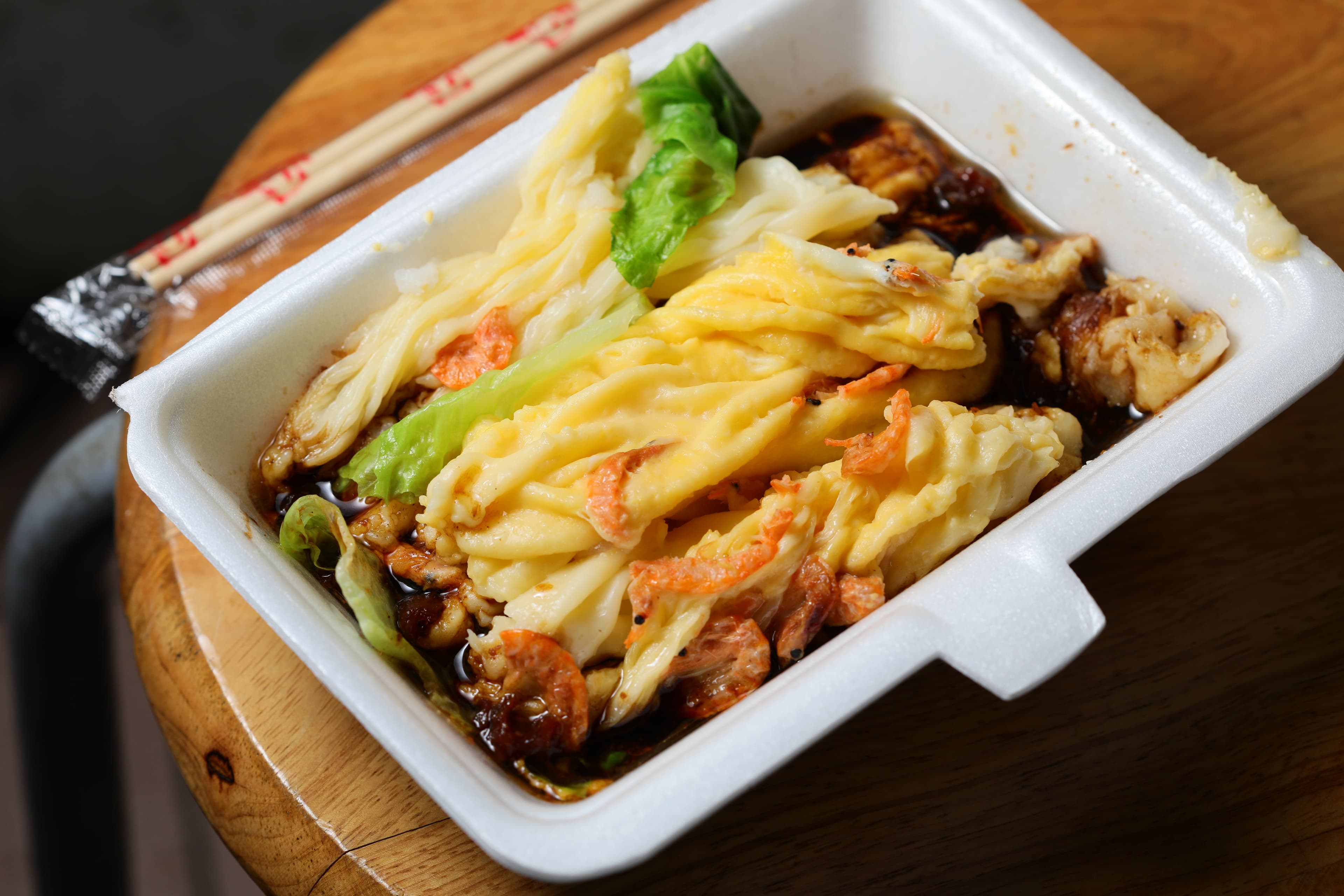 現在香港也少見的手工腸粉,可以選兩種口味。(港幣38元/雞蛋蝦米雙拼)