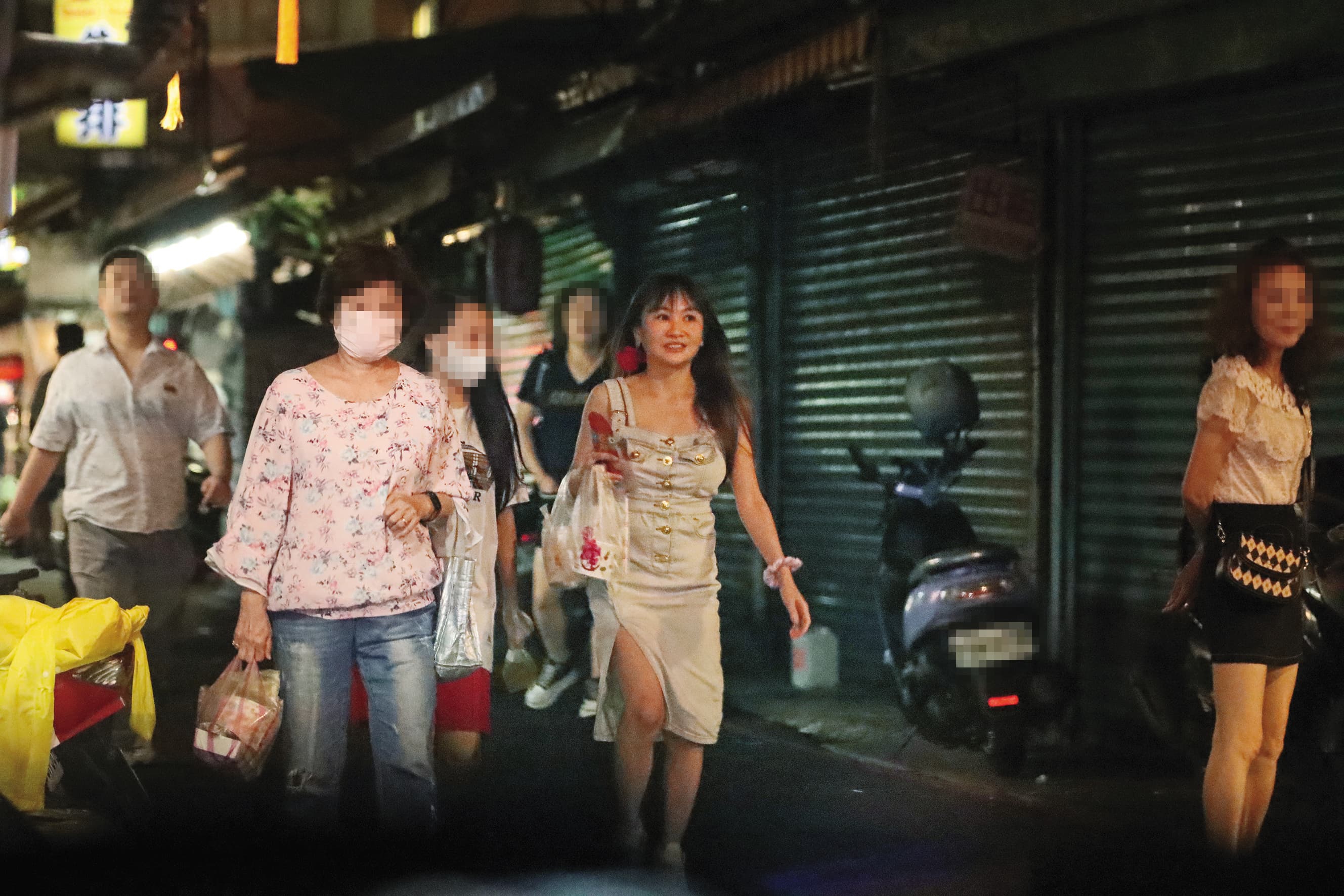 5/21,22:04,出席完餐敘,王宥忻和女兒轉向附近夜市,她下車買了不少食物繼續吃。