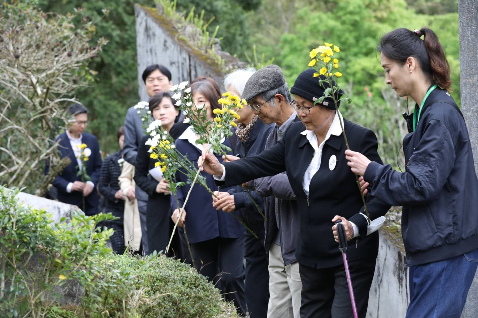 林宅血案46年,慈林基金會今日在宜蘭林家墓園舉行追思會,林義雄的妻子方素敏與親友到場,與上百名民眾一起哀悼。