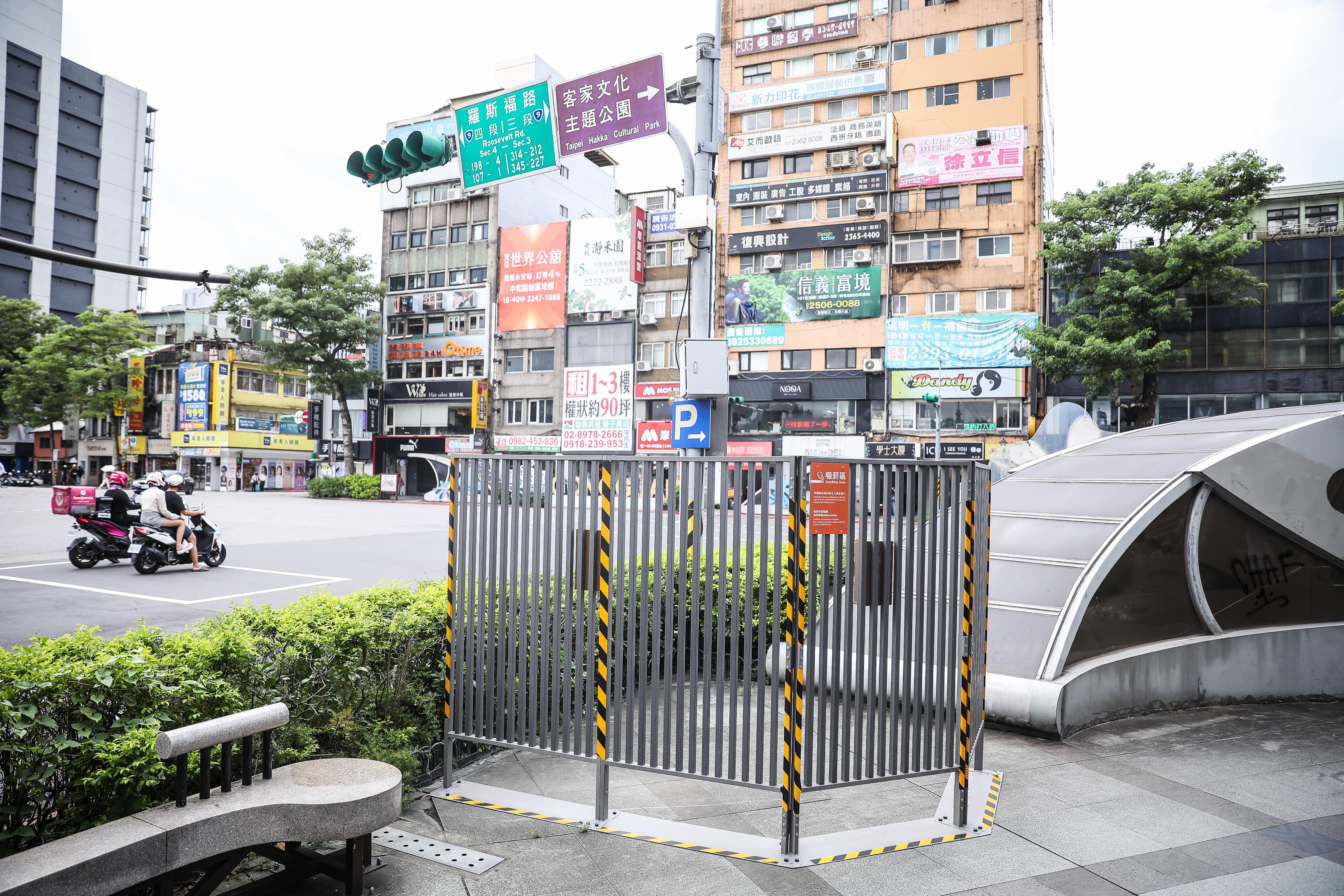 公館露天柵欄吸菸區超短命,也讓網友質疑是浪費公帑。(鏡報鄒保祥)