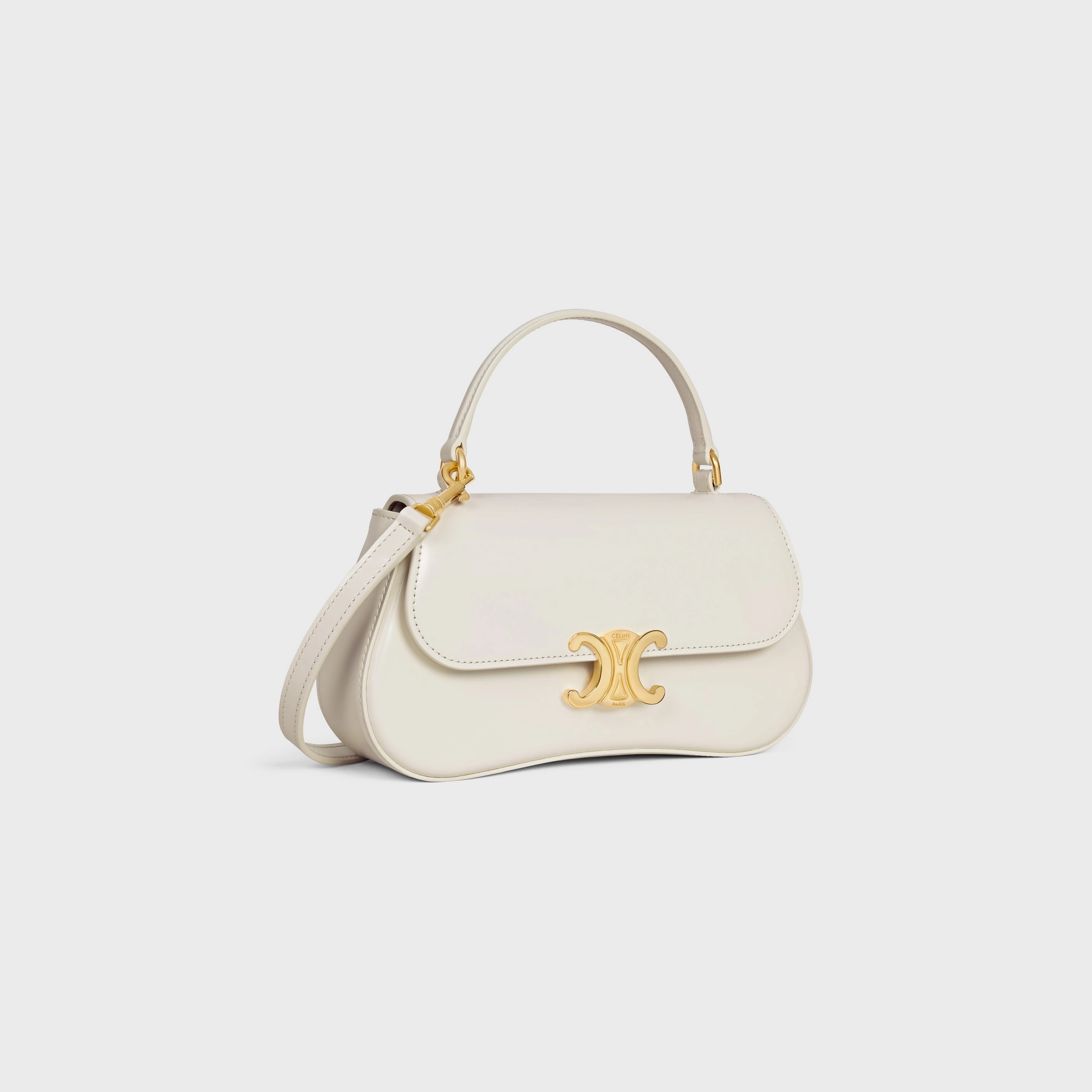Teen CELINE Lola白棉色亮澤牛皮革手袋。NT$94,000(CELINE提供)