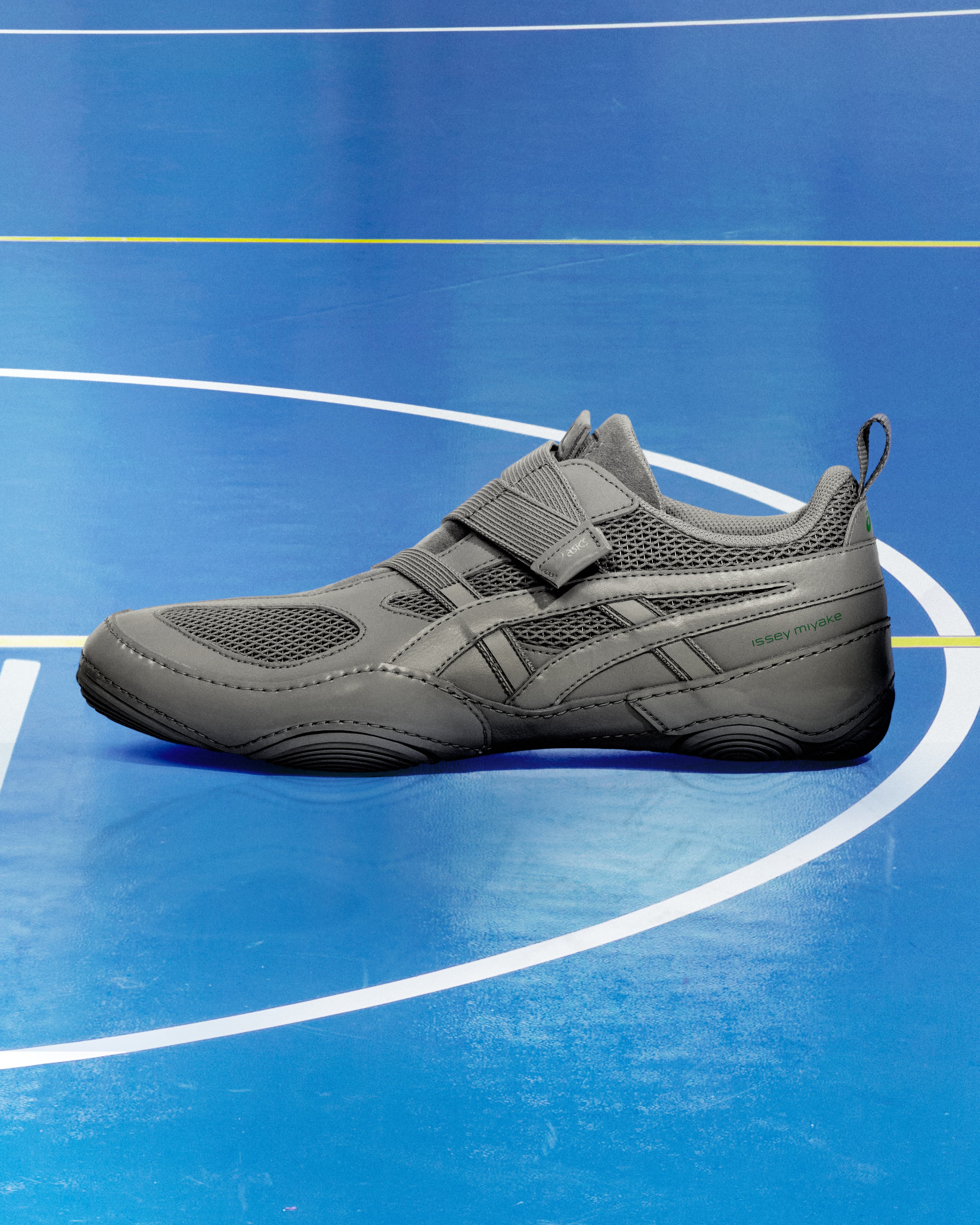 灰色ISSEY MIYAKE FOOT，NT$8,280。（君梵提供）