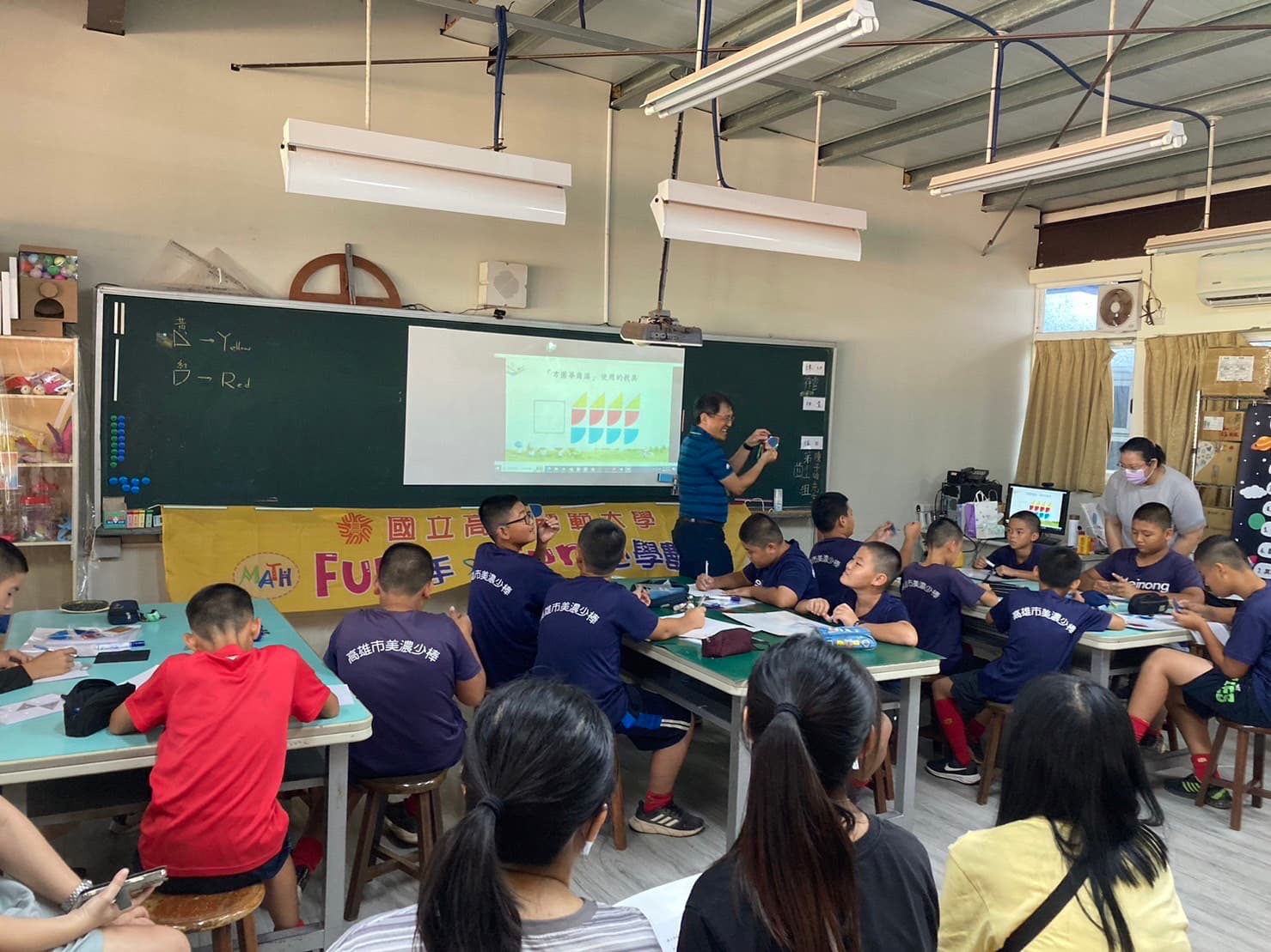 國小五、六年級小朋友於動手玩數學過程中,活化數學概念之應用。(立委林岱樺提供)
