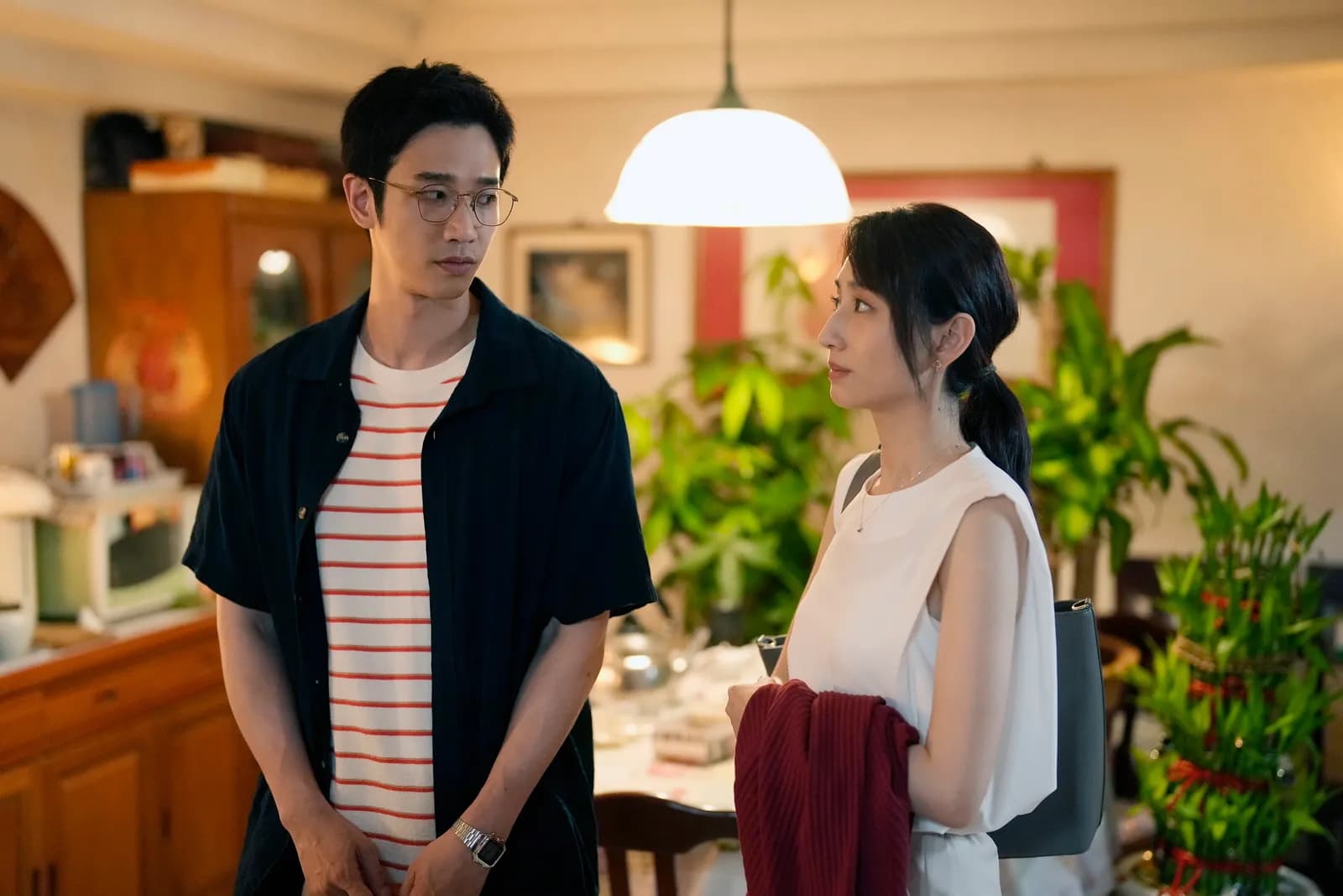 劉以豪今年的另一作品,是在《童話故事下集》演出媽寶人夫,角色廢到讓柯佳嬿傻眼。(Netflix提供)