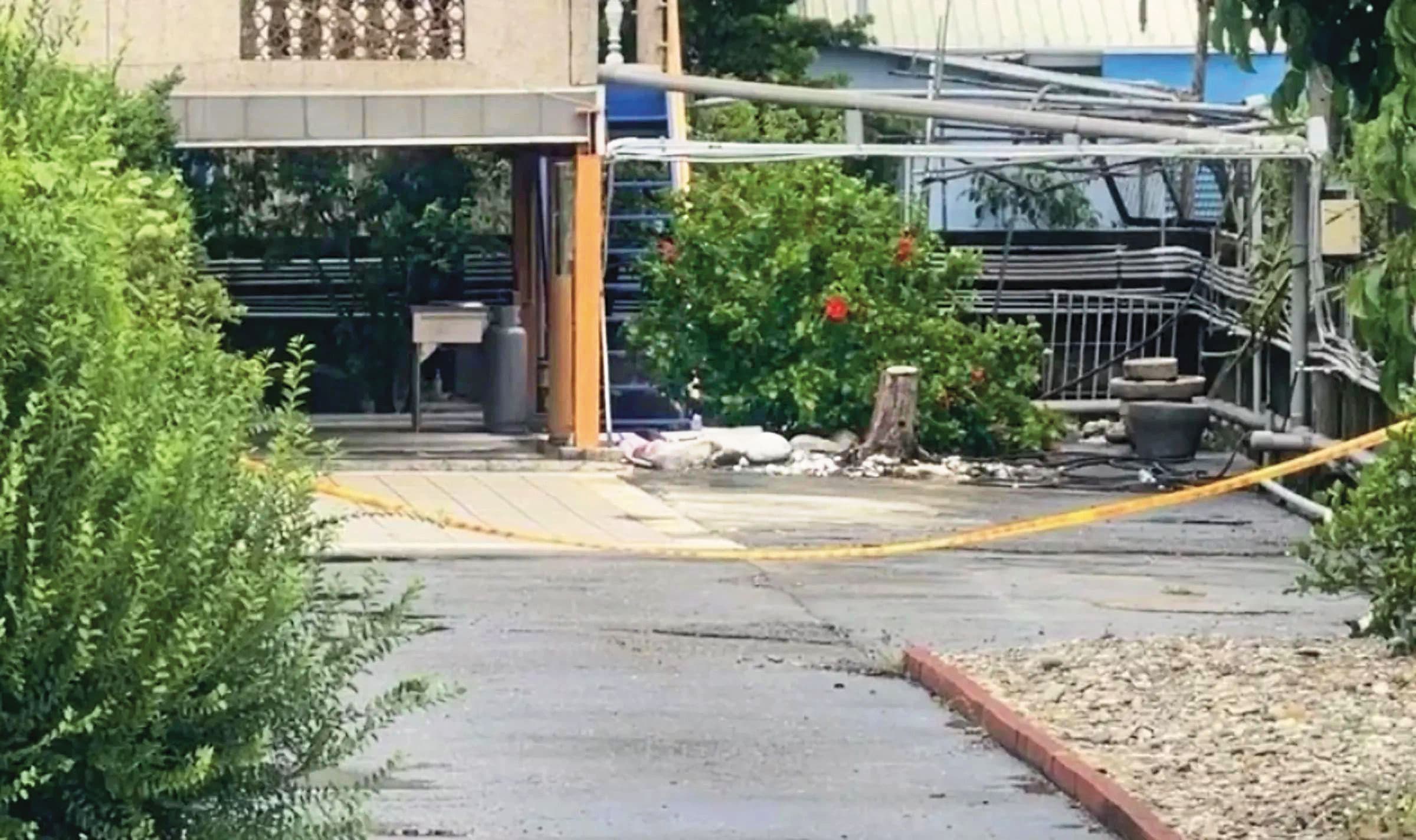 黃聖玹陳屍在住處2樓,警方拉起封鎖線採證。(讀者提供)