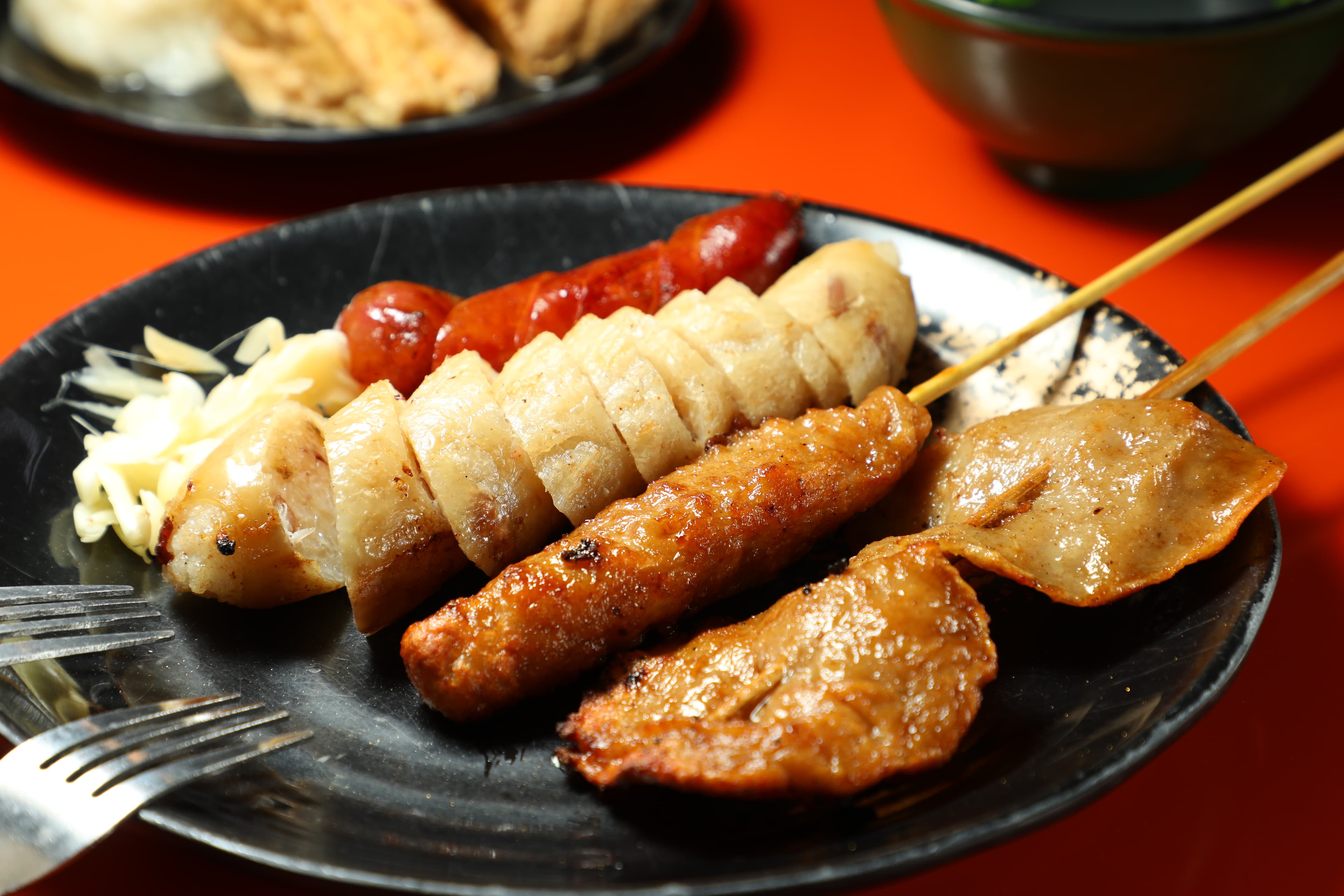 (右起)黑輪片(20元/串)、黑輪條(15元/個)、米腸(50元/條)和香腸(25元/條),是廖家黑輪的四大名物。