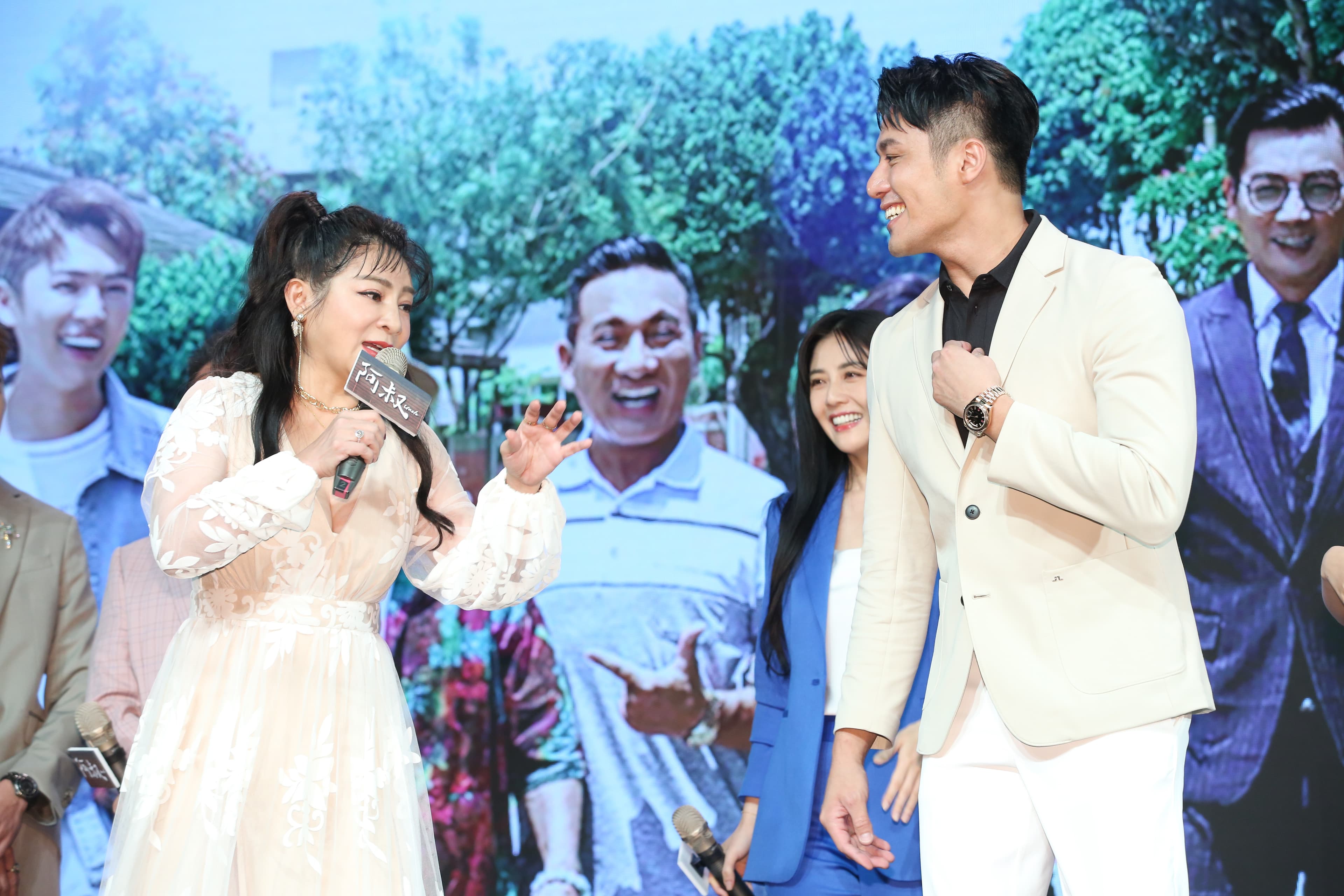 王彩樺(左)和民雄演出夫妻。