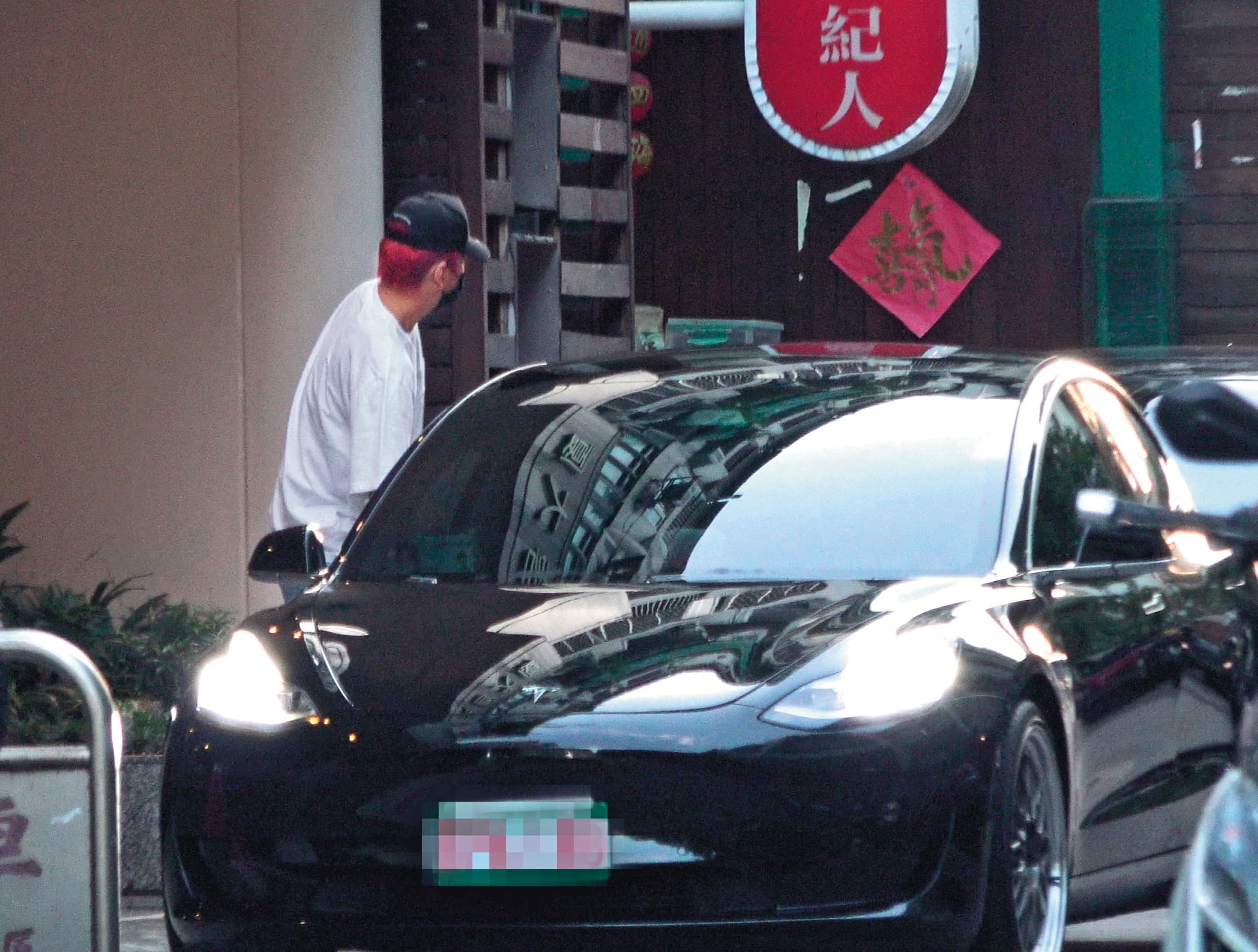 叫來了一輛多元計程車,王大陸快速閃了上去。