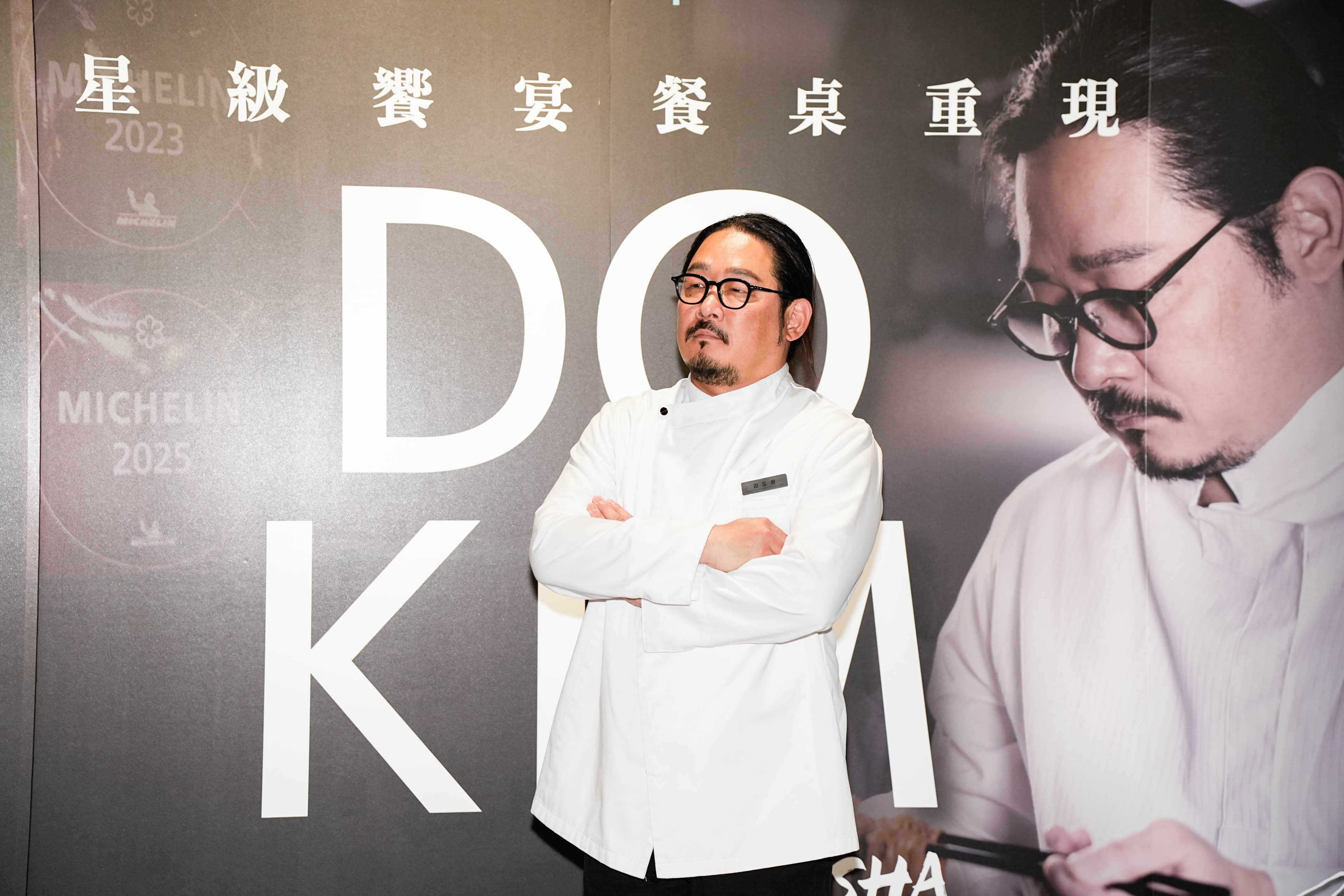 金度潤主廚連續參加兩季《黑白大廚》敗北,憤而將「白廚師」服穿回家作紀念。