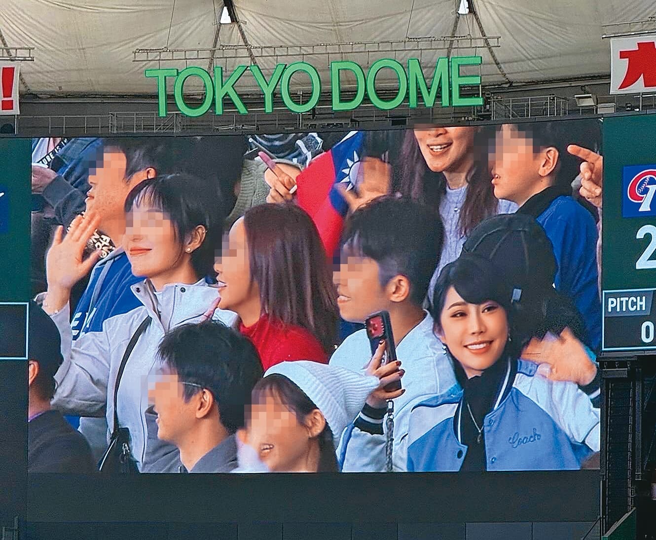 WBC經典棒球賽在東京開打期間，黃露瑤（右一）現身力挺中華隊，郭忠祐也悄悄躲在附近加入應援行列。（翻攝自黃露瑤IG）