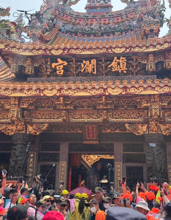 白沙屯媽祖鑾轎前進鎮瀾宮。(翻攝拱天宮粉絲專頁)