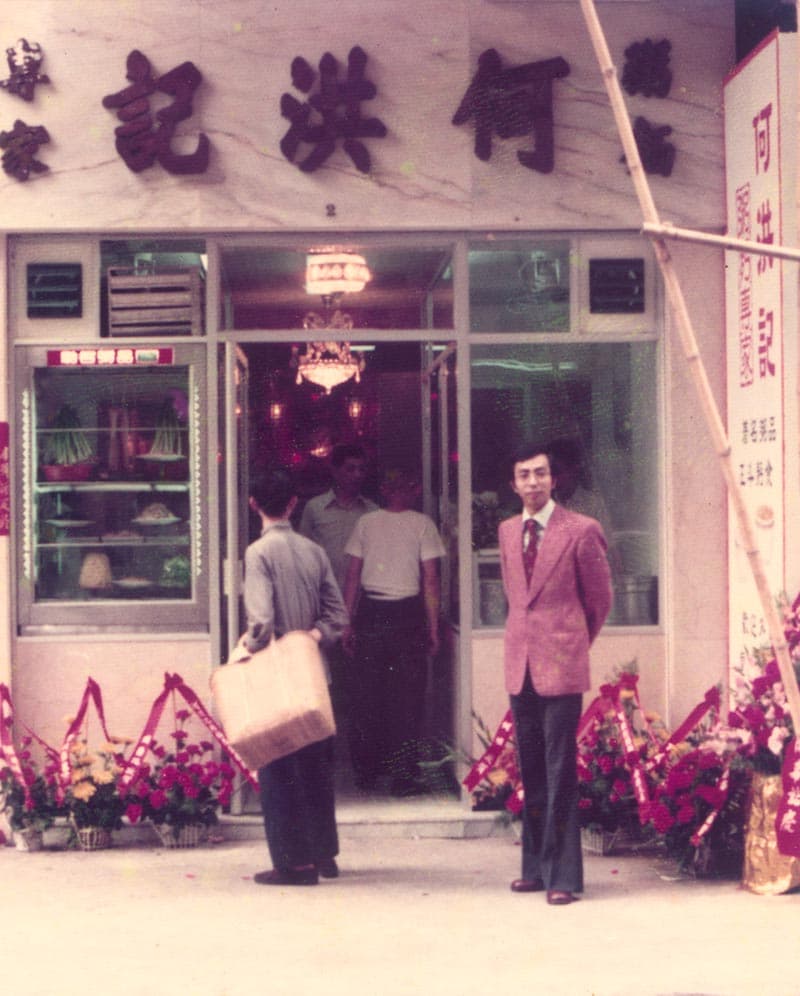 何洪記第二代老闆何冠明把「乾炒牛河」研究到極致,也讓這道菜成為繼雲吞麵之後,何洪記的第二個支柱。(翻攝網路)