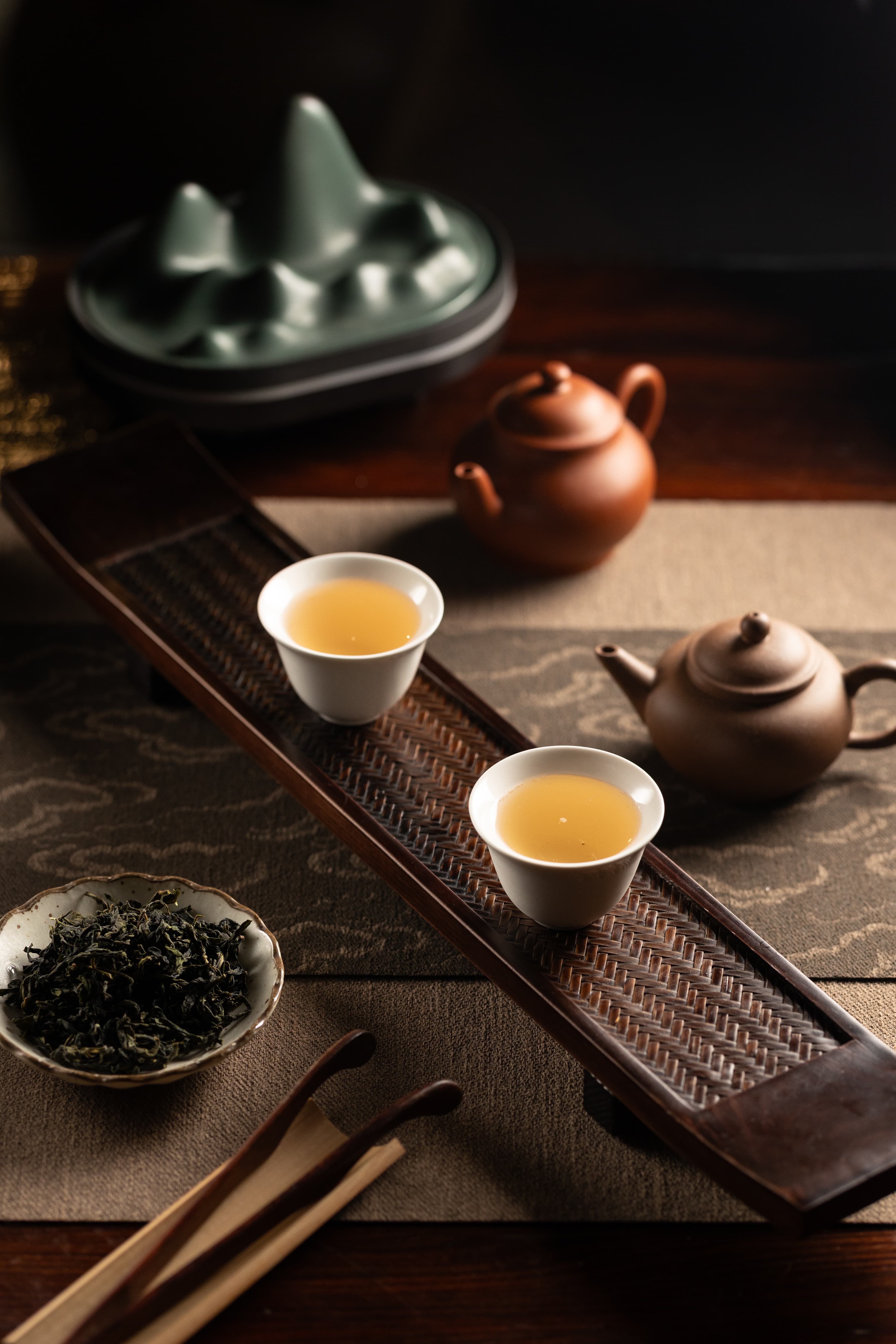一口茶系列中,以文山包種茶、琴酒、檸檬調製的茶酒Shot「小團圓」。(360元/2杯)