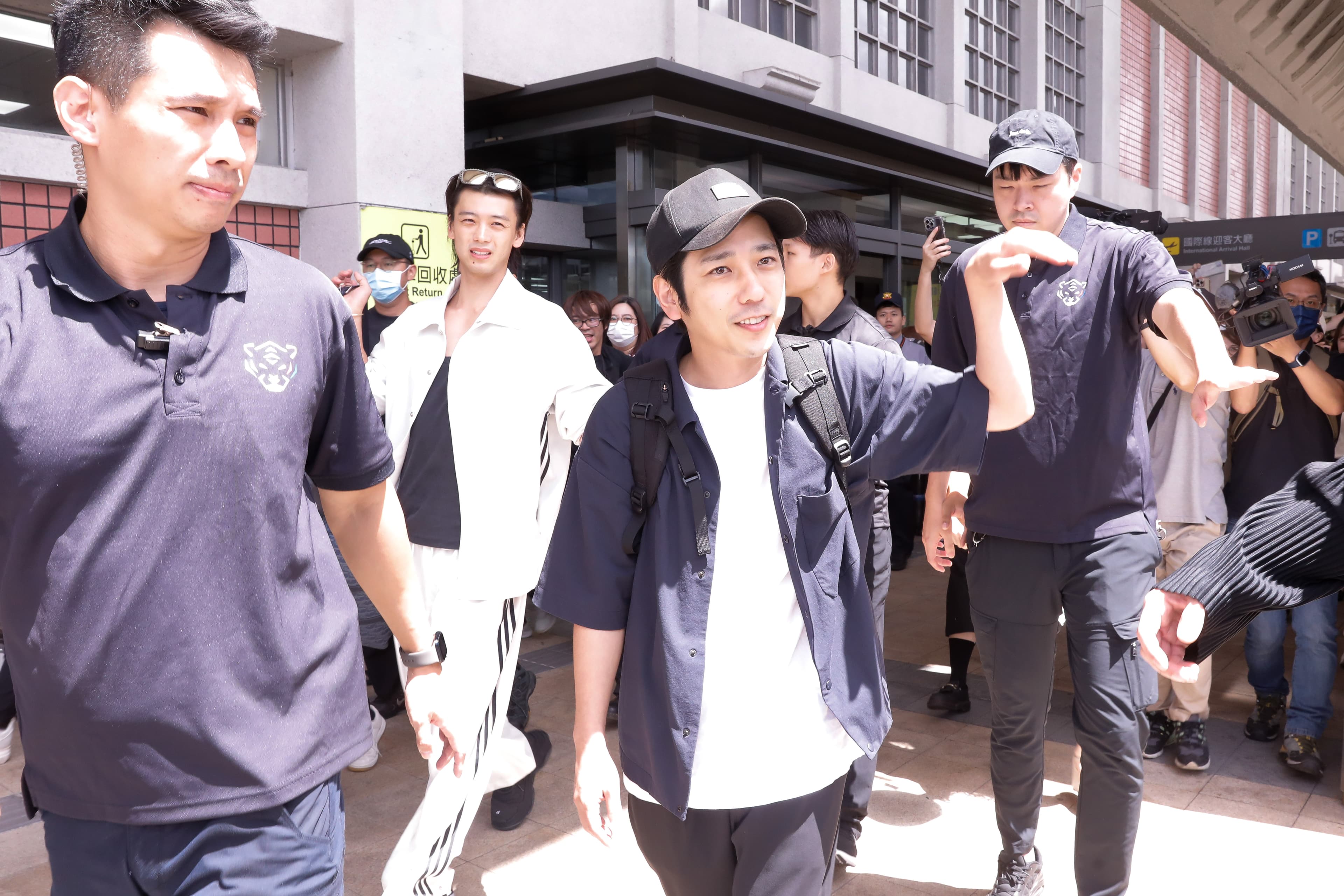 二宮和也幾乎沒有停止地不斷向大家揮手,竹內涼真被熱情的陽光嚇得有點不習慣。