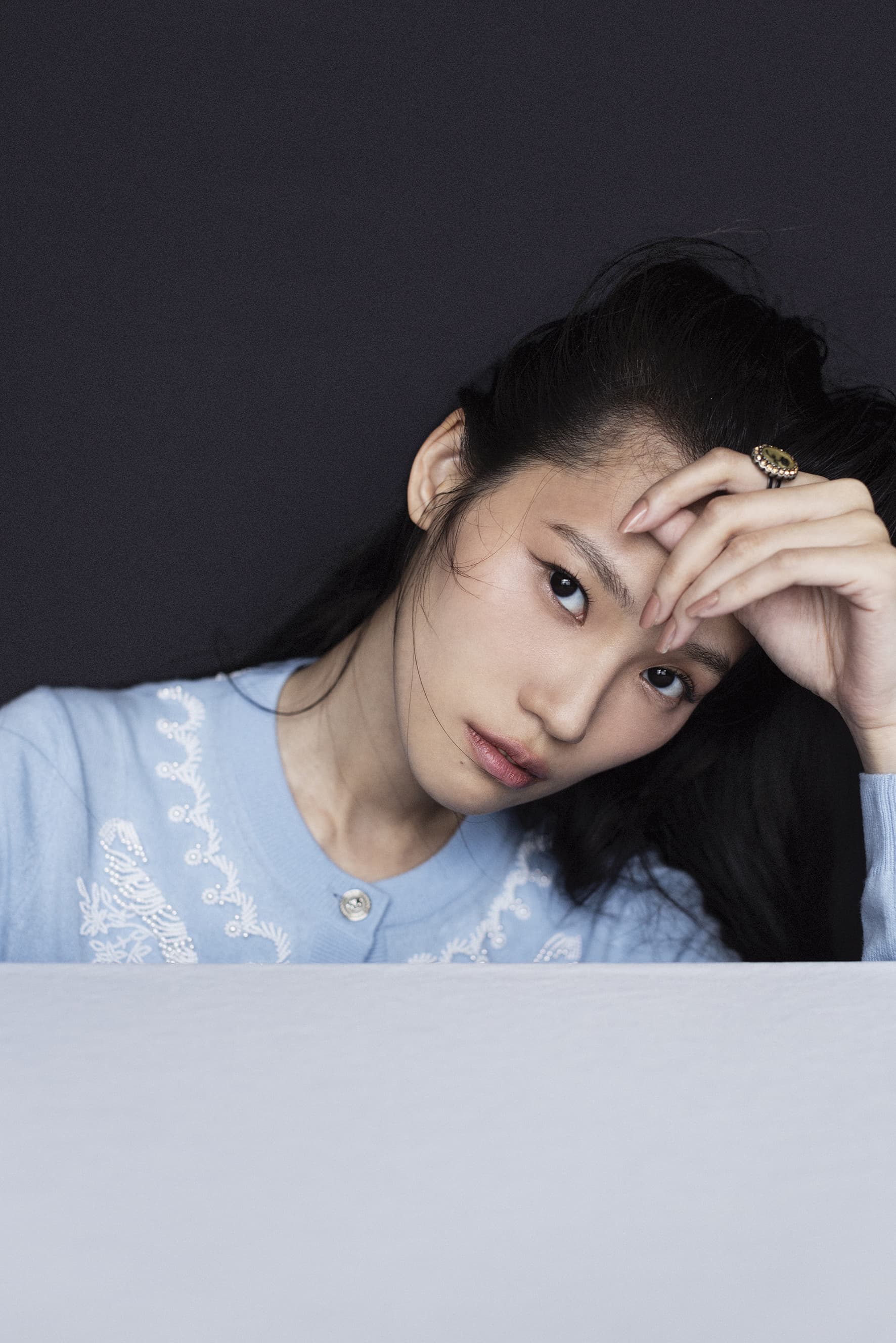 刺繡羊絨針織開襟外套 NT$82,500 by VERSACE/復古造型戒指 私人提供